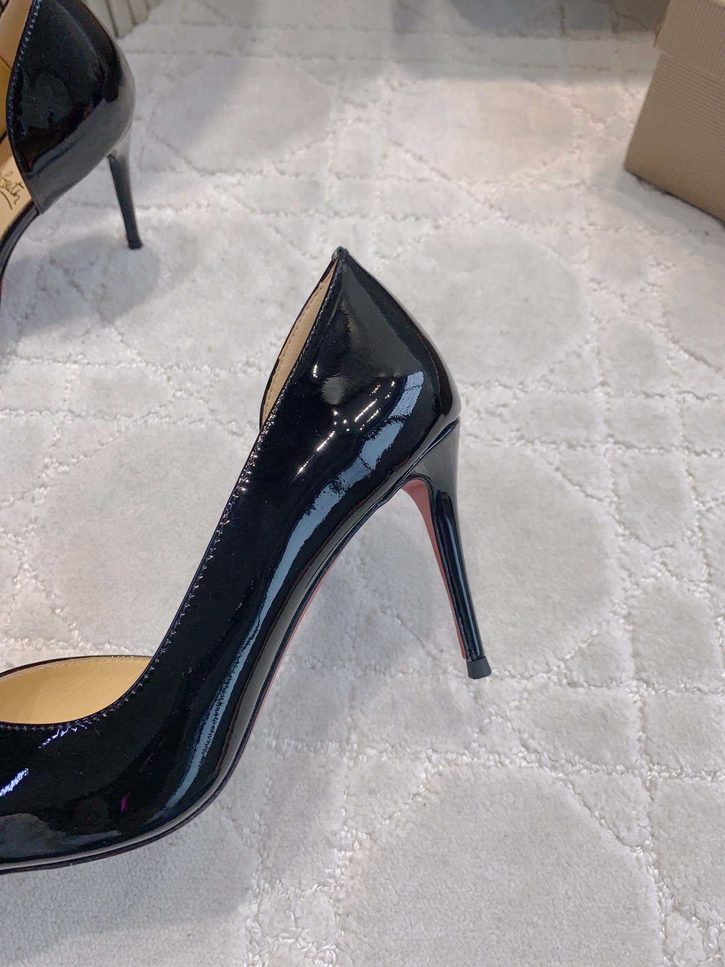 Christian Louboutin’s New V Mouth Heels: Glamorous, Sexy, Classic, and Skin Details - 图片 6
