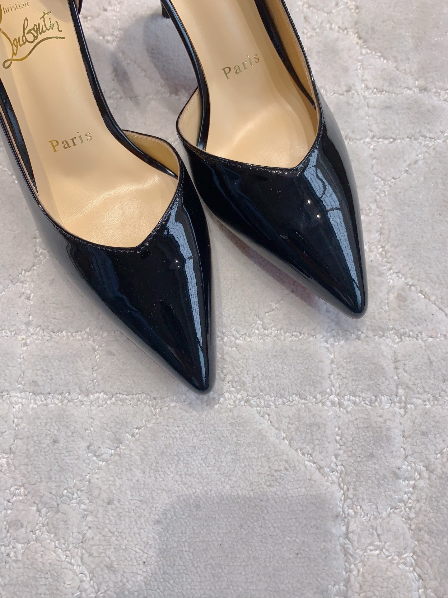 Christian Louboutin’s New V Mouth Heels: Glamorous, Sexy, Classic, and Skin Details - 图片 4