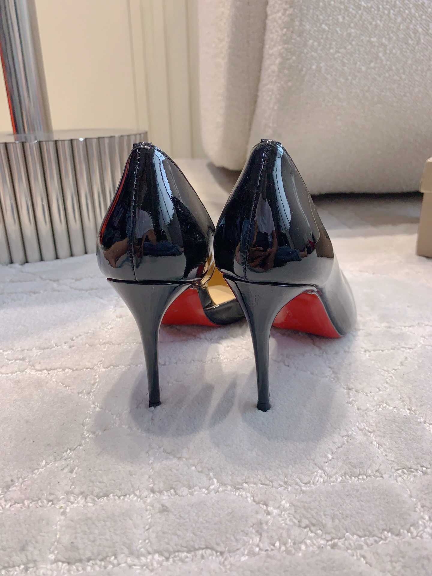 Christian Louboutin’s New V Mouth Heels: Glamorous, Sexy, Classic, and Skin Details - 图片 7