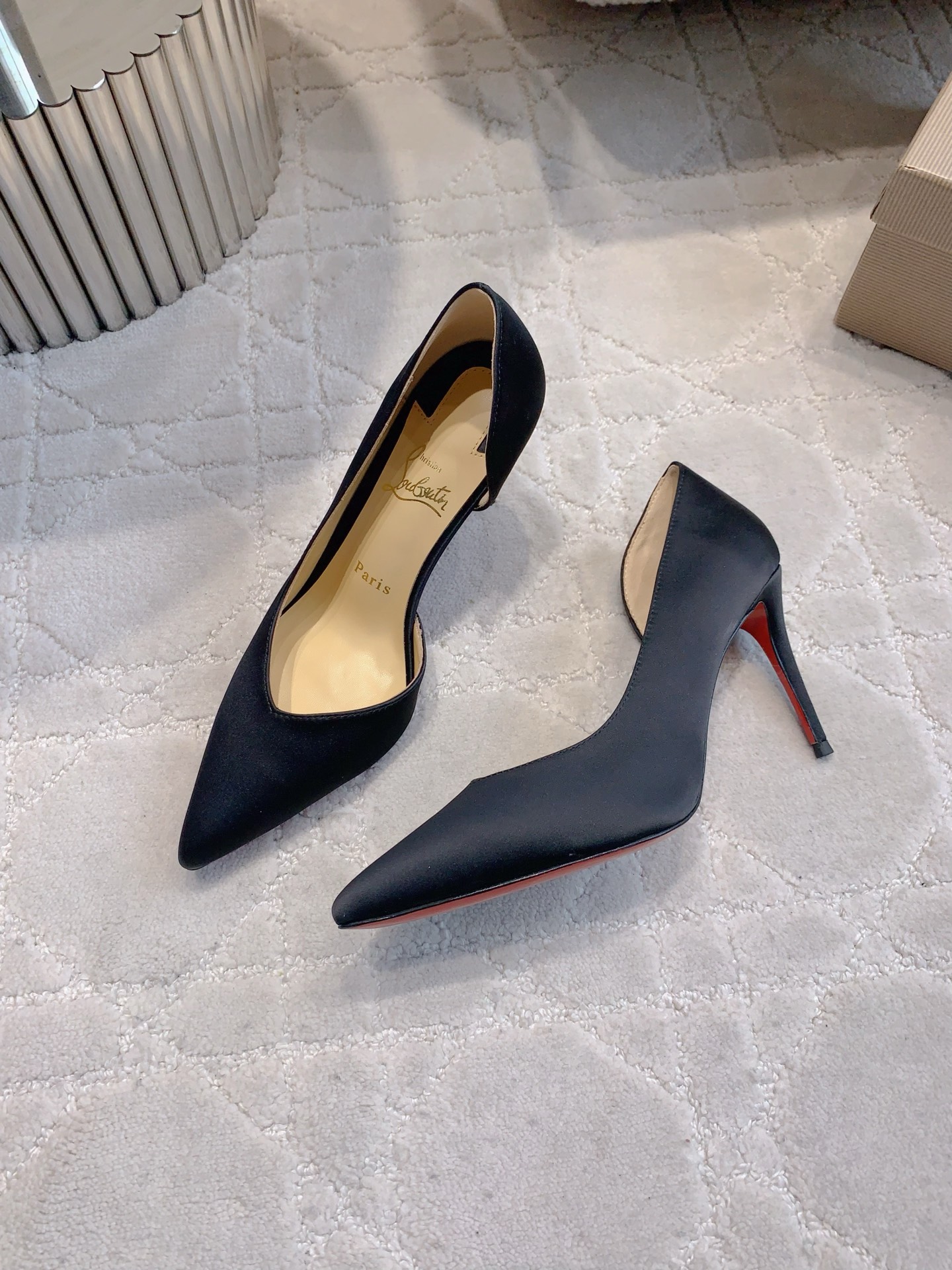Christian Louboutin: Glamorous V-Mouth Heels with Skin Details - 图片 3