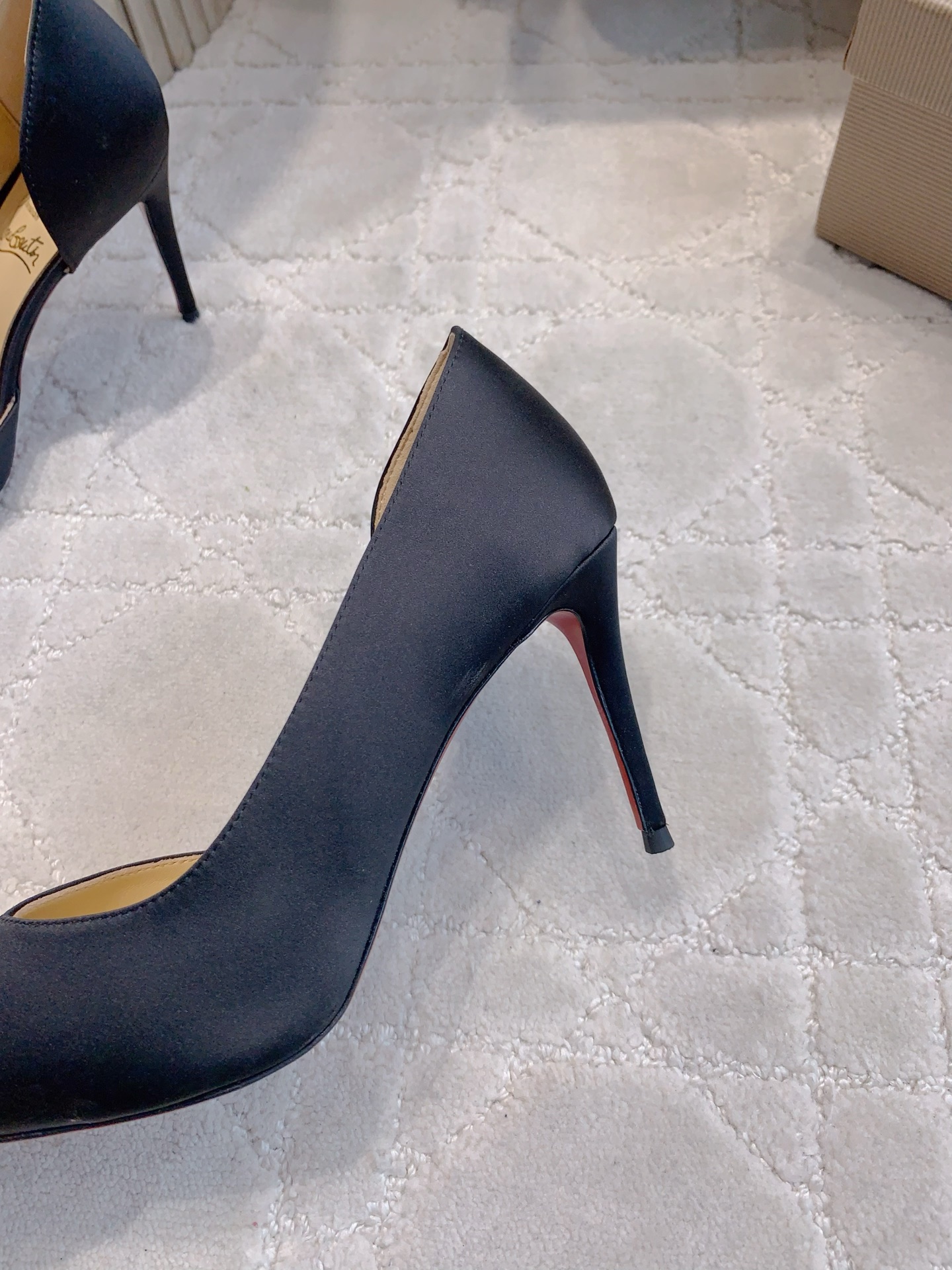Christian Louboutin: Glamorous V-Mouth Heels with Skin Details - 图片 6