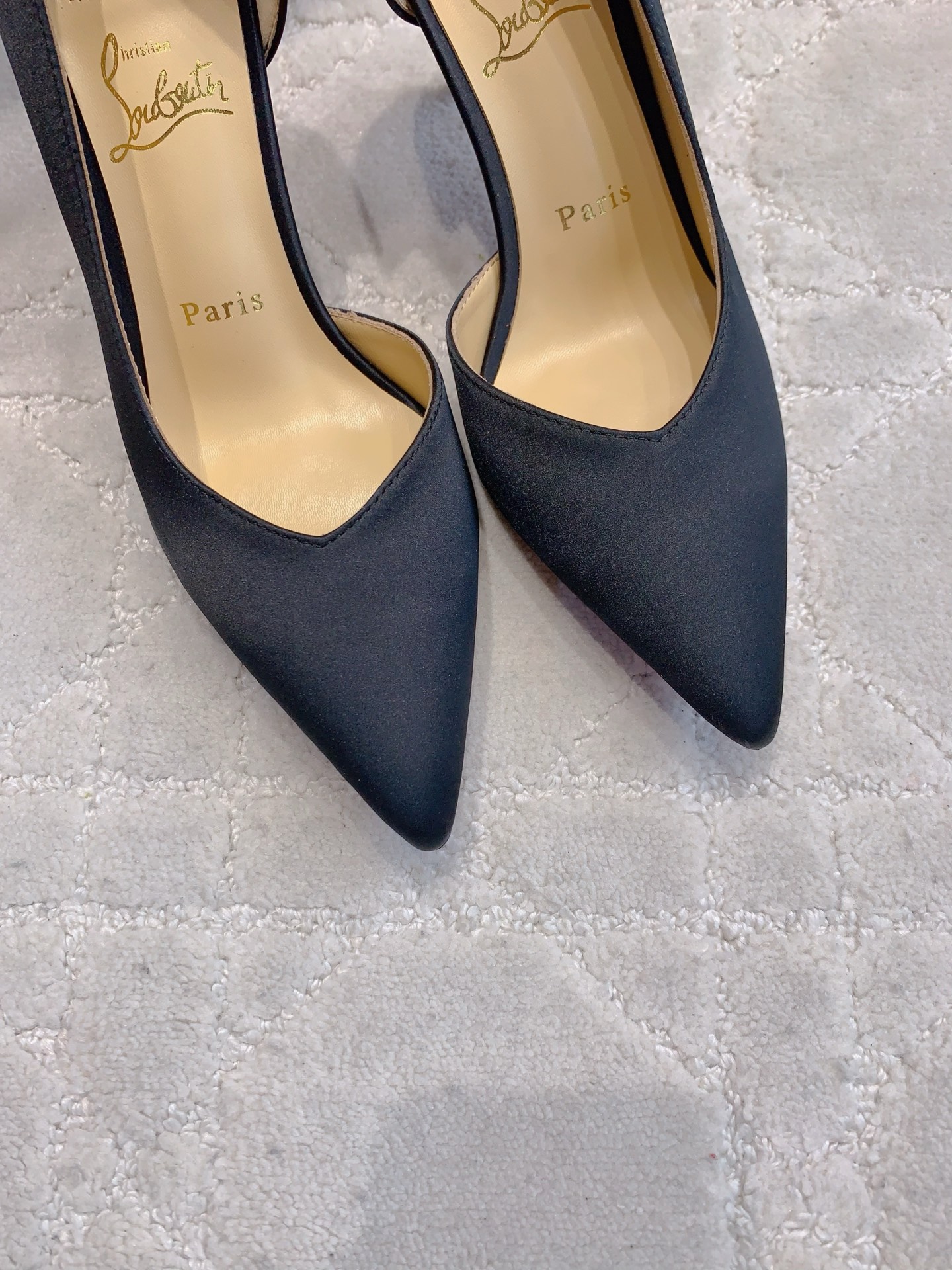 Christian Louboutin: Glamorous V-Mouth Heels with Skin Details - 图片 4