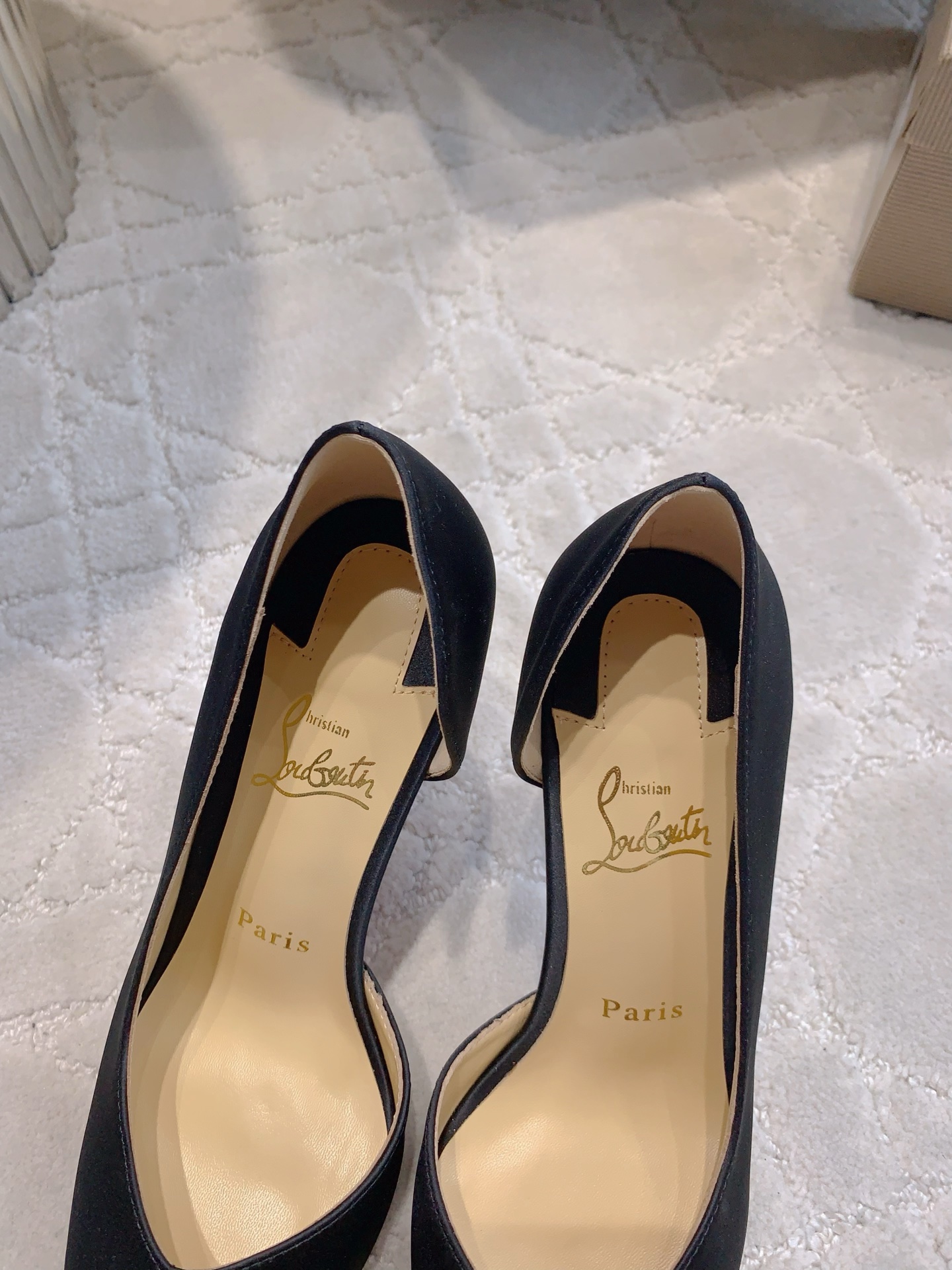 Christian Louboutin: Glamorous V-Mouth Heels with Skin Details - 图片 5