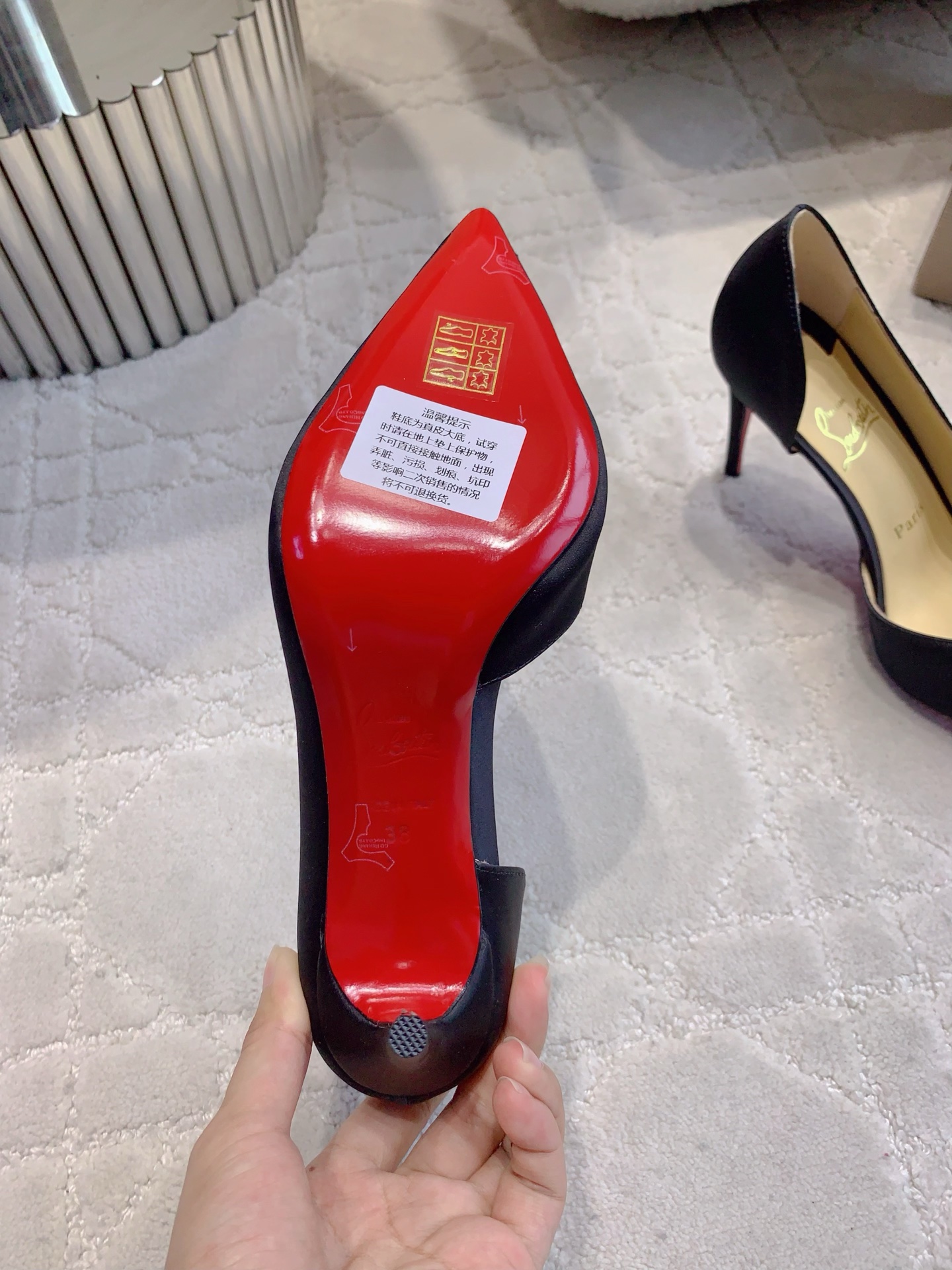 Christian Louboutin: Glamorous V-Mouth Heels with Skin Details - 图片 8