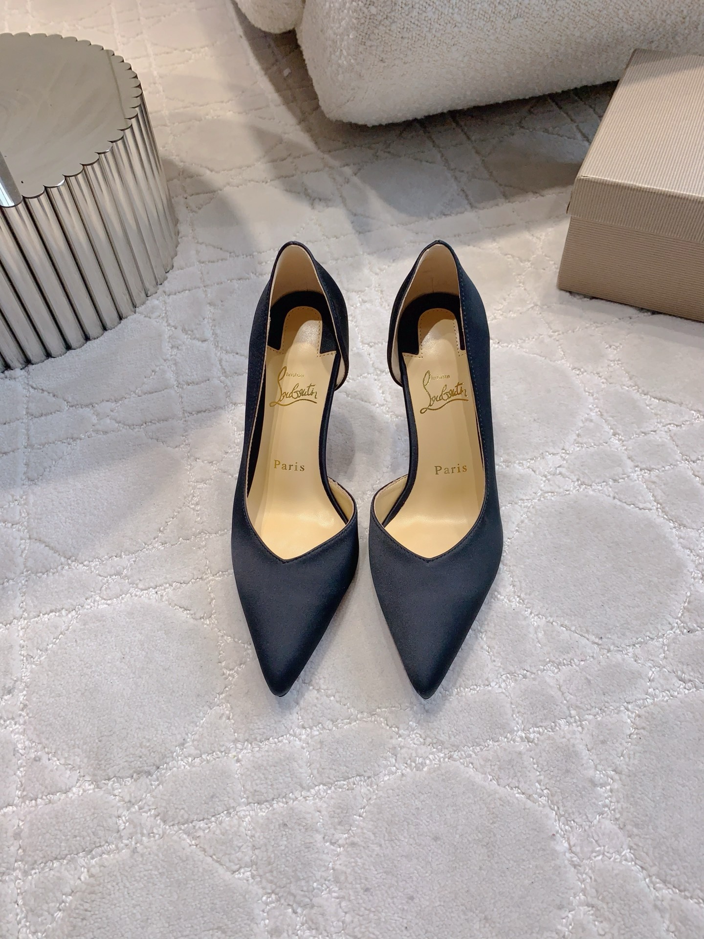 Christian Louboutin: Glamorous V-Mouth Heels with Skin Details - 图片 9