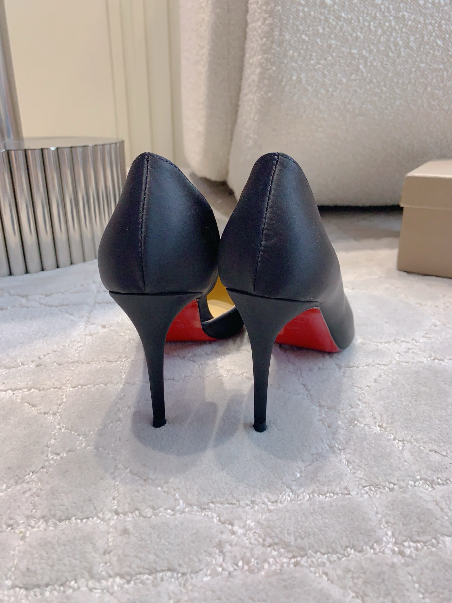 Christian Louboutin: Glamorous V-Mouth Heels with Skin Details - 图片 7
