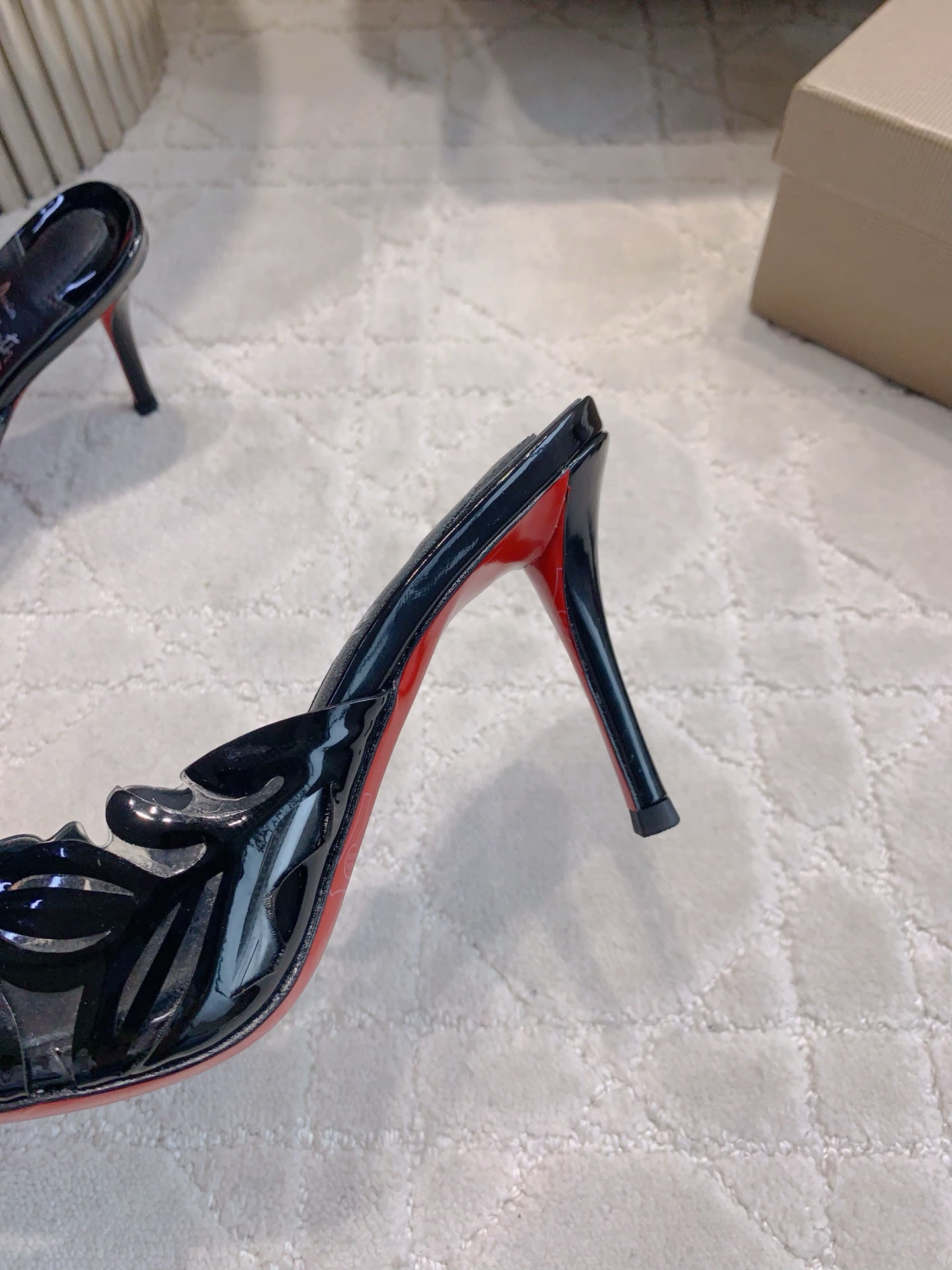 Christian Louboutin’s New Sexy Heels: P792 and P816 Single Shoes - 图片 7