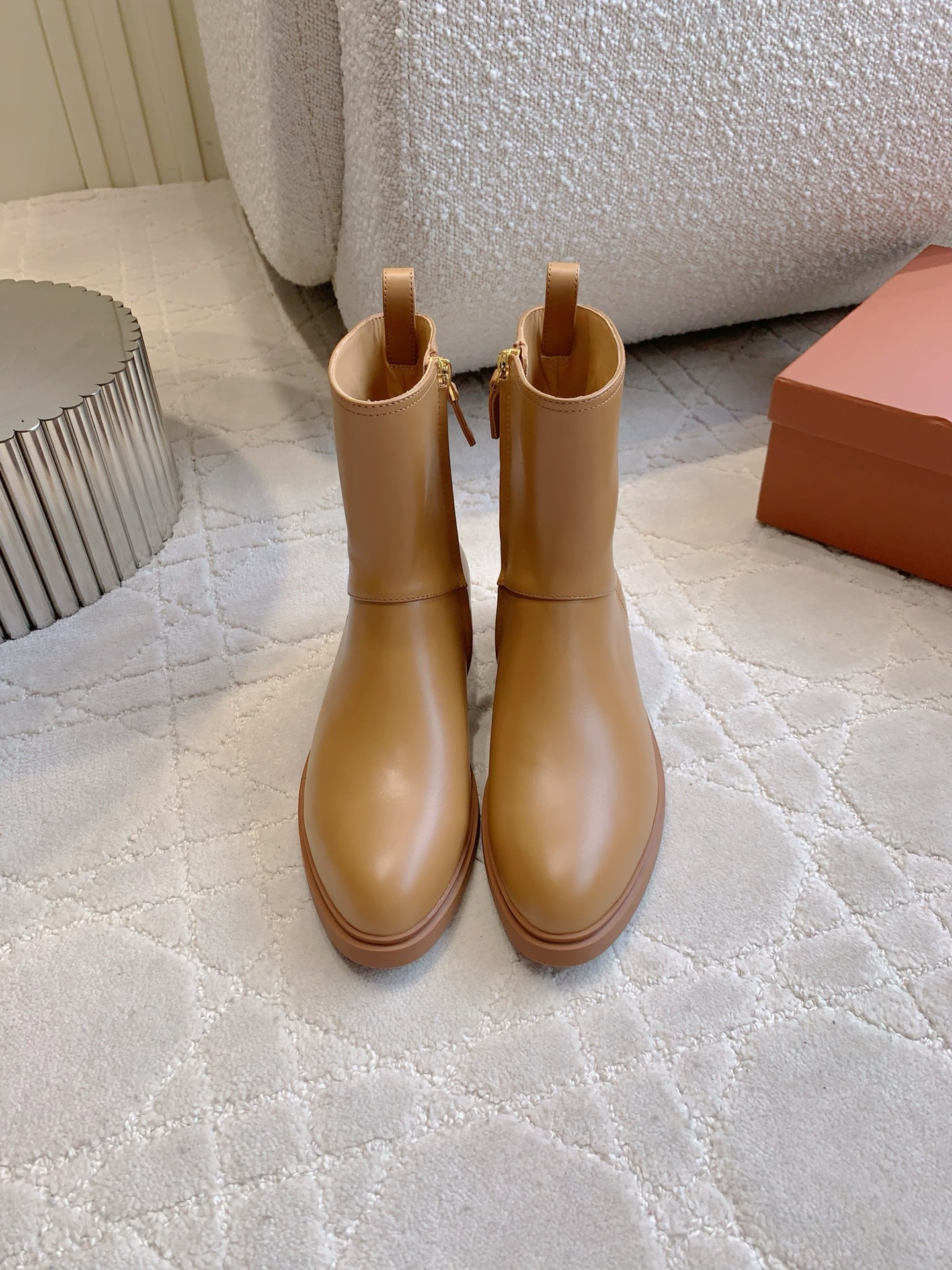 NO:468483,Loro Pian* LP new short boots, simple and versatile, super comfortable foot feeling, original calfskin upper, inner foot pad sheepskin original open mold outsole size 35-39 (40 41 custom made), boots, loro piana, loro piana, boots, cowhide, sheepskin19860909Loro Pian* LP新款短靴 简约百搭款 脚感超级舒适  鞋面原版小牛皮 内里垫脚羊皮 原版开模大底 尺码35-39（40 41定做）,靴子,loro piana,loro piana,boots,cowhide,sheepskin,Women's Shoes