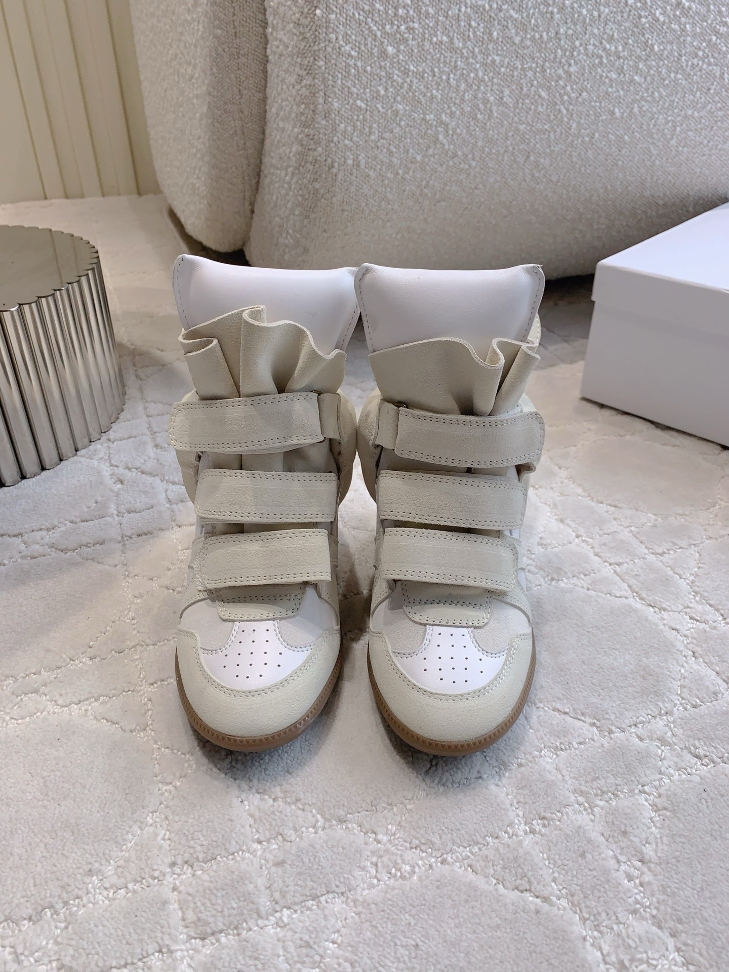 NO:468472,ISABEL MARAN* new model of internal height-enhancing Velcro casual shoes, popular with INS celebrity bloggers!  A pair of simple and high-end boots... The original 1:1 replica hidden line bottom!  The feet feel very comfortable and versatile!  Super suitable for street photography, easy to wear and stylish, cowhide upper, inner foot padded sheepskin, original molded and wide sole, inner height increased by 7cm Size35-39 (40 custom made without return), boots, boots, cowhide, sheepskin19860909ISABEL MARAN*新款内增高魔术贴休闲鞋 INS网红博主热推！一双简单又不失高级的靴子... 原版1:1复刻隐线大底！脚感特别舒适 随意百搭！超级适合街拍,好穿有型 鞋面牛皮 内里垫脚羊皮 原版开模大底 内增高7cm Size35-39（40订做不退换）,靴子,boots,cowhide,sheepskin,Women's Shoes