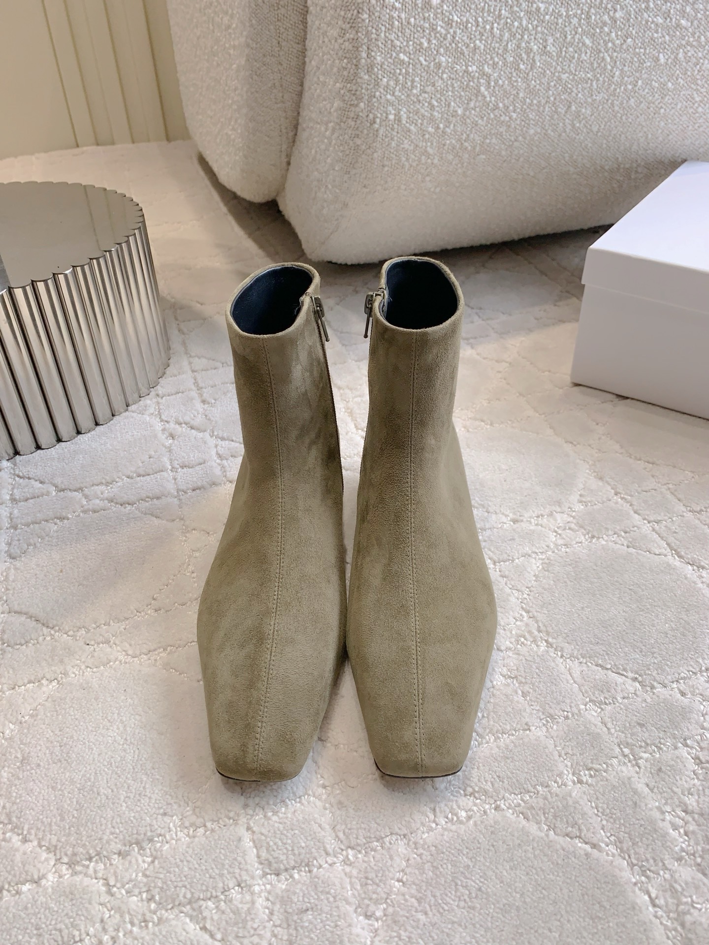 NO:468490,Proenza shou's newest short boots, suede texture is high-end and soft, and the unique shoe shape comes with a fashionable gene. Slide it there, the atmosphere of the fashion magazine is directly full, and when you wear it, you will definitely slay the whole audience~ The overall line is smooth and three-dimensional, the leather is smooth and soft, and the square head design is more retro. Upper sheepskin inner footbed sheepskin Italian leather sole size 35-39 (customized for 40), boots, boots, sheepskin, chamois leather, Leather soles19860909Proenza schou*新款短靴 麂皮质感高级又软糯,独特鞋型自带时髦基因,往那儿一摆,时尚杂志氛围感直接拉满,穿去炸街绝对slay全场～ 整体线条流畅立体,皮质光滑柔软以质感丰富细腻的真皮打造而成,方头设计更显复古气息 鞋面羊皮 内里垫脚羊皮 意大利真皮大底 尺码35-39（40定做）,靴子,boots,sheepskin,chamois leather,Leather soles,Women's Shoes