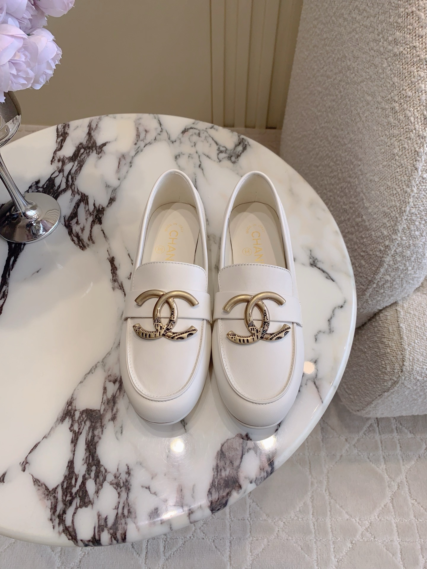 NO:468486,CHANE* classic big logo loafers, classic and outdated shoe shape, exquisite and high-end sense with double C-model logo, college style versatile and age-reducing, all kinds of outfits can be controlled, cowhide upper, inner footbed sheepskin Italian leather outsole size 35-39 (34 40 41 42 customized), loafers, chanel, loafers, cowhide, sheepskin, Leather soles19860909CHANE*经典款大logo乐福鞋 经典不过时的鞋型 搭配双C开模logo精致的高级感 学院风百搭又减龄 各种穿搭都能驾驭 鞋面牛皮 内里垫脚羊皮 意大利真皮大底 尺码35-39（34 40 41 42定做）,乐福鞋,chanel,loafers,cowhide,sheepskin,Leather soles,Women's Shoes