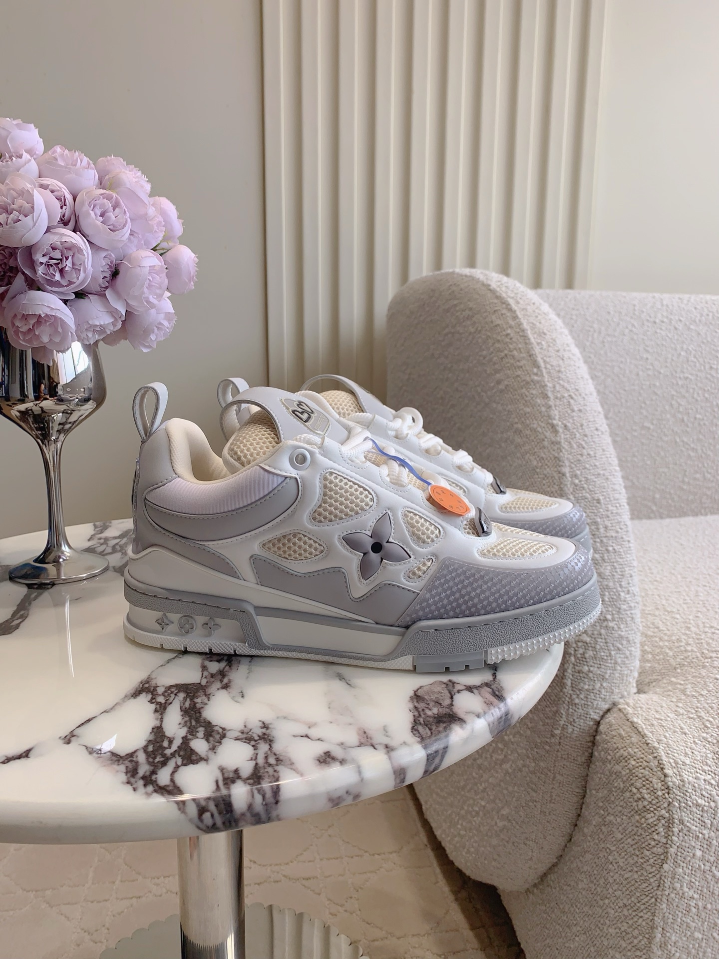 NO:460574,Top version Louis Vuitt* SKATE series Latest color matching Tariner sneakers Four-leaf clover skateboard shoes Couple style Retro basketball shoes Original purchase and development Made in this model Sports shoes are decorated with colorful details, echoing the seasonal leather goods and ready-to-wear series. Sneakers bloom on the side Monogram flowers. Lined tongue and Mini Monogram fabric inner shirt collar show the inspiration of 1990s skateboard shoes Women's size 35-39 (40 customized) Men's size 39-45, casual shoes/sports shoes, louis vuitton, sneakers, cowhide19860909顶级版本 Louis Vuitt* SKATE 系列 最新配色 Tariner运动鞋 四叶草 滑板鞋 情侣款 复古篮球鞋 原版购入开发 做货 本款 运动鞋以缤纷细节点缀粒面牛皮革鞋身,呼应当季皮具与成衣系列.运动鞋侧面绽放渐变 Monogram 花卉.加衬鞋舌与 Mini Monogram 织物内衬衣领展现 1990 年代滑板鞋的灵感启发 女码35-39（40定做）男码39-45,休闲鞋/运动鞋,louis vuitton,sneakers,cowhide,Women's Shoes