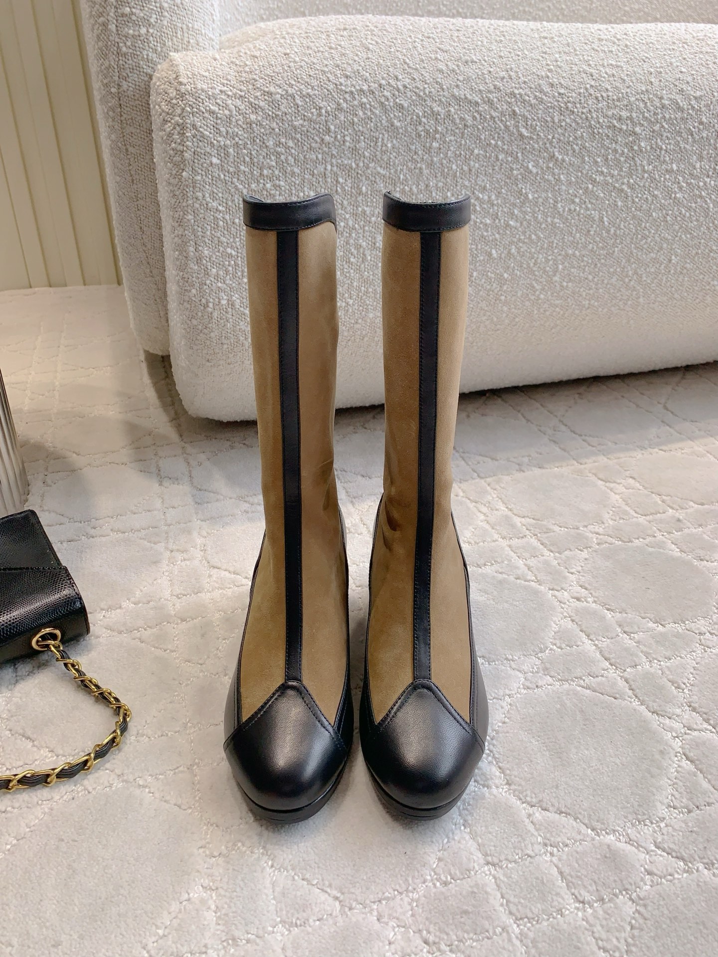 NO:460562,Chane's newest handmade suede mid boots. When the delicateness of high-end handmade workshop, meet the tenderness of suede. This pair of rear zipper mid boots hides elegance in every perfect design. Select the delicate suede as clouds. The touch is inherently gentle. It hangs naturally along the lines of the calf. The height of the mid tube just stops at the position that shows the longest legs. The rear zipper design is a low-key ingenious idea. The pull-up moment. The boot shape and the leg curve are perfectly fit. There is no redundancy. Only neatness is left. 5cm mid heel is hidden wisdom - an unpretentious height. It can support the aura and take into account the comfort of daily walking. Paired with a silhouette coat. It is calm in the cold winter. With a knitted skirt and a short jacket, it has become a mix and match with the power hidden in the gentleness. Upper sheep velvet, inner footbed sheepskin Italian leather outsole Heel height 5cm  Size 35-39 (40 41 custom made), boots, chanel, boots, skirts, jackets & coats, sheepskin, chamois leather, Leather soles19860909Chane*新款手工坊麂皮绒中靴 当高级手工坊的细腻 遇见麂皮绒的温柔 这双后拉链中筒靴 把优雅藏进了每一处恰到好处的设计里 甄选细腻如云朵的麂皮绒 触感带着与生俱来的温润 顺着小腿线条自然垂落 中筒高度恰好停在最显腿长的位置 后拉链设计是低调的巧思 拉合瞬间 靴型与腿部曲线完美贴合 不见冗余 只剩利落 5cm中跟是暗藏的智慧——不张扬的高度 既能撑起气场 又能兼顾日常行走的舒适 搭配廓形大衣 是凛冽冬日里的从容 配针织裙与短外套 又成了温柔里藏着力量的混搭范本 鞋面羊反绒 内里垫脚羊皮 意大利真皮大底 跟高5cm 尺码35-39（40 41定做）,靴子,chanel,boots,skirts,jackets & coats,sheepskin,chamois leather,Leather soles,Women's Shoes