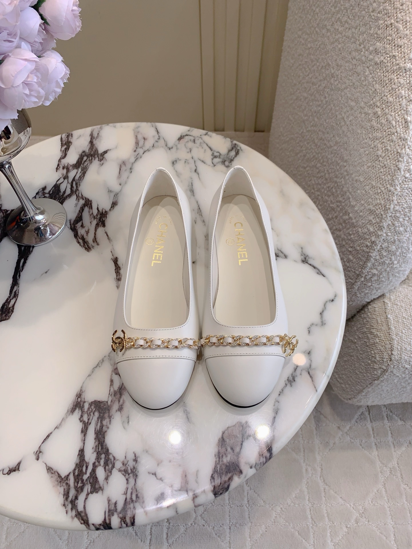 NO:460587,CHANE's newest rhinestone chain flat shoes, classic and outdated shoe shape, exquisite and high-end sense with double C-model logo, college style versatile and age-reducing, all kinds of outfits can be controlled, cowhide upper, inner footbed sheepskin Italian leather outsole size 35-39 (customized for 40 41), single shoes, chanel, cowhide, sheepskin, Leather soles19860909CHANE*新款水钻链条平底单鞋 经典不过时的鞋型 搭配双C开模logo精致的高级感 学院风百搭又减龄 各种穿搭都能驾驭 鞋面牛皮 内里垫脚羊皮 意大利真皮大底 尺码35-39（40 41定做）,单鞋,chanel,cowhide,sheepskin,Leather soles,Women's Shoes