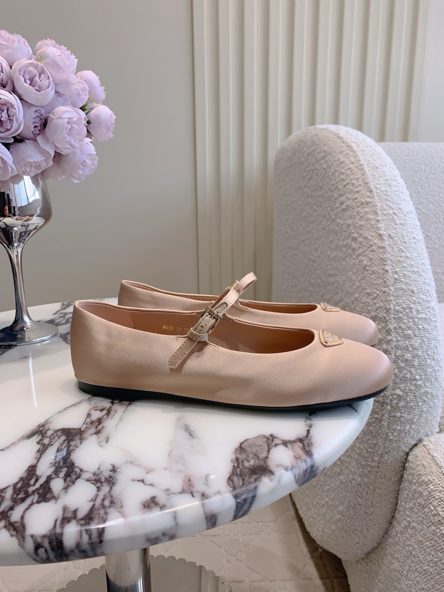 NO:468311,PRAD* newest triangle logo Mary Zhen flat sole shoes, soft and breathable, flat sole design is super easy to wear, simple and atmospheric, original purchase 1:1, full of details, silk fabric, inner foot pad sheepskin, original molded sole, size 35-39 (40 41 custom made), single shoes Mary Zhen, prada, mary jane, sheepskin, real silk19860909PRAD*新款三角标玛丽珍平底单鞋 柔软透气 平底设计超好穿 简约大气 原版购入1:1打造 细节感拉满 鞋面真丝面料 内里垫脚羊皮 原版开模大底 尺码35-39（ 40 41定做）,单鞋玛丽珍,prada,mary jane,sheepskin,real silk,Women's Shoes