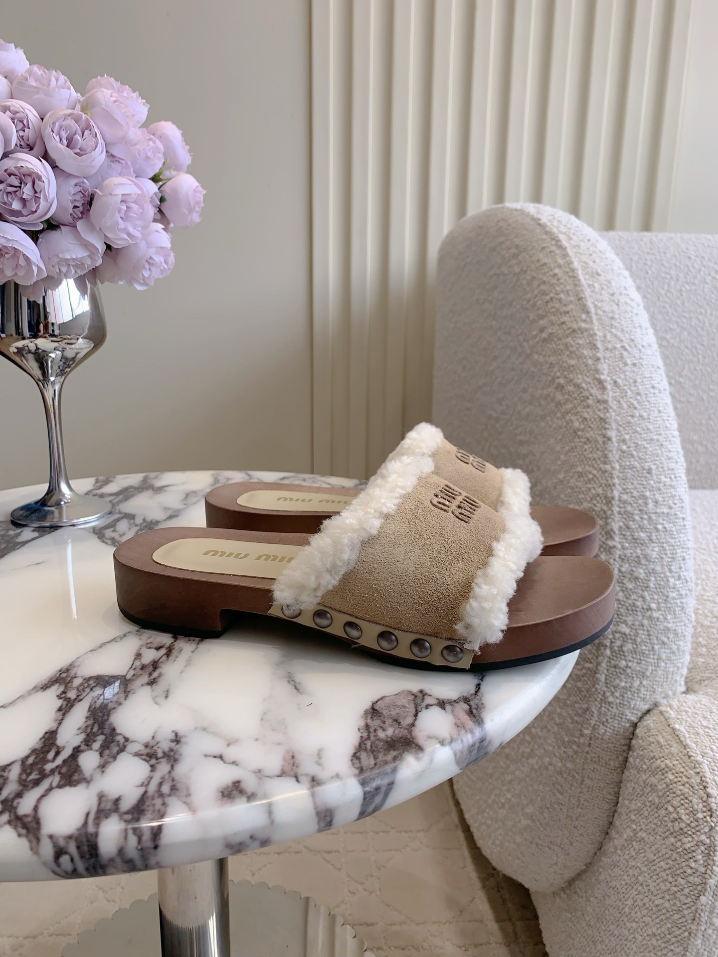 NO:468339,Slippers, Baotou Miu's new suede wool slippers, leading the new fashion, Miu's easy to grasp, the feet are really beautiful, simple and have many highlights, a sweet layered atmosphere with ribbon, cowhide and wool, inner foot pad sheepskin Original open molded sole Size 35-39 (customized for 40 41), semi-slippers, miumiu, slippers, cowhide, sheepskin, chamois leather19860909拖鞋 包头 miu新款麂皮羊毛拖鞋 引领新时髦 miu里miu气轻松拿捏 上脚真的超好看 简约中不乏亮点 流淌出一丝带甜的层次氛围 鞋面牛皮加羊毛 内里垫脚羊皮 原版开模大底 尺码35-39（40 41定做）,半拖拖鞋,miumiu,slippers,cowhide,sheepskin,chamois leather,Women's Shoes