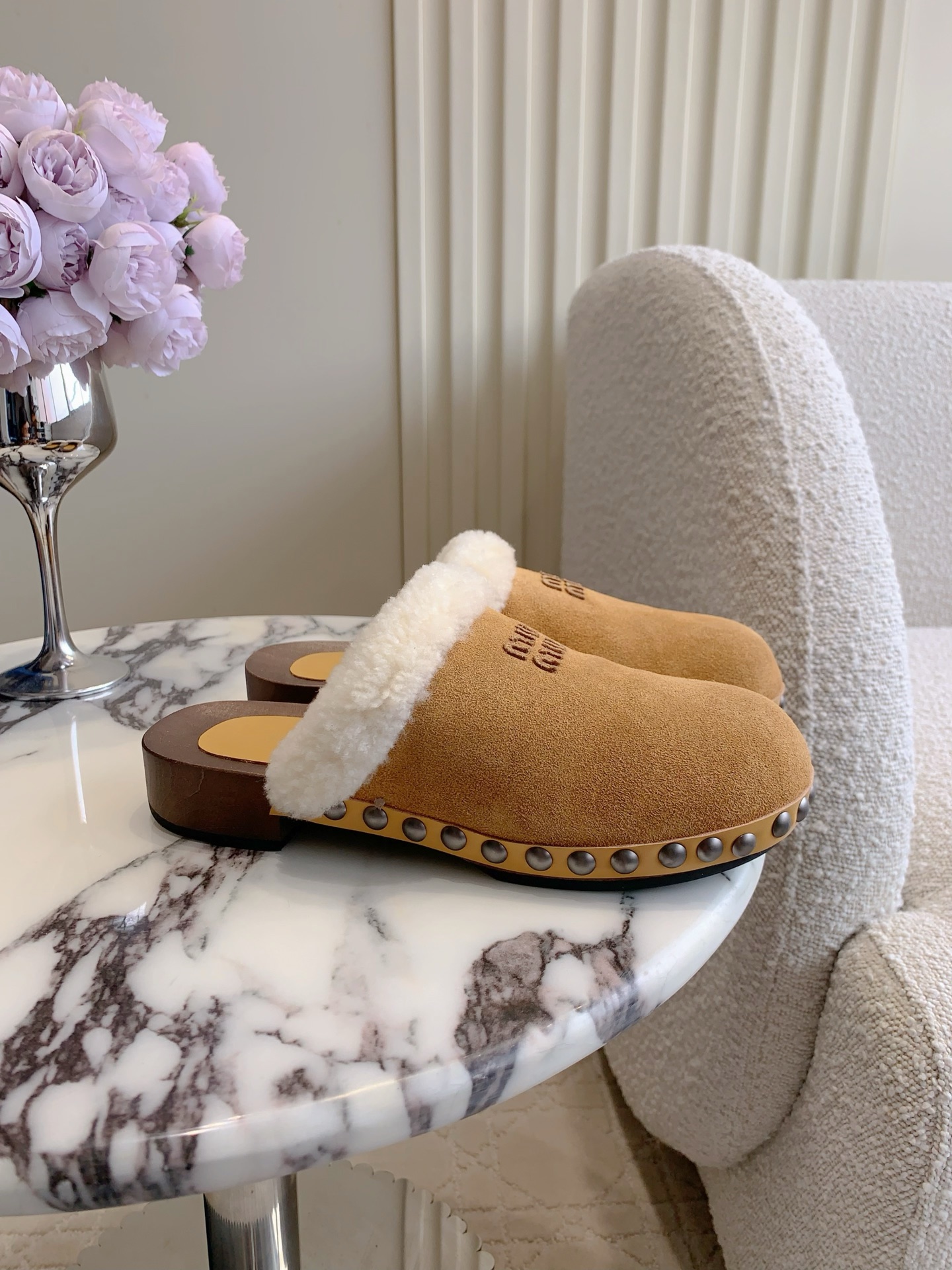 NO:468325,Slippers, Baotou Miu's new suede wool slippers, leading the new fashion, Miu's easy to grasp, the feet are really beautiful, simple and have many highlights, a sweet layered atmosphere with ribbon, cowhide and wool, inner foot pad sheepskin Original open molded sole Size 35-39 (customized for 40 41), semi-slippers, miumiu, slippers, cowhide, sheepskin, chamois leather19860909拖鞋 包头 miu新款麂皮羊毛拖鞋 引领新时髦 miu里miu气轻松拿捏 上脚真的超好看 简约中不乏亮点 流淌出一丝带甜的层次氛围 鞋面牛皮加羊毛 内里垫脚羊皮 原版开模大底 尺码35-39（40 41定做）,半拖拖鞋,miumiu,slippers,cowhide,sheepskin,chamois leather,Women's Shoes