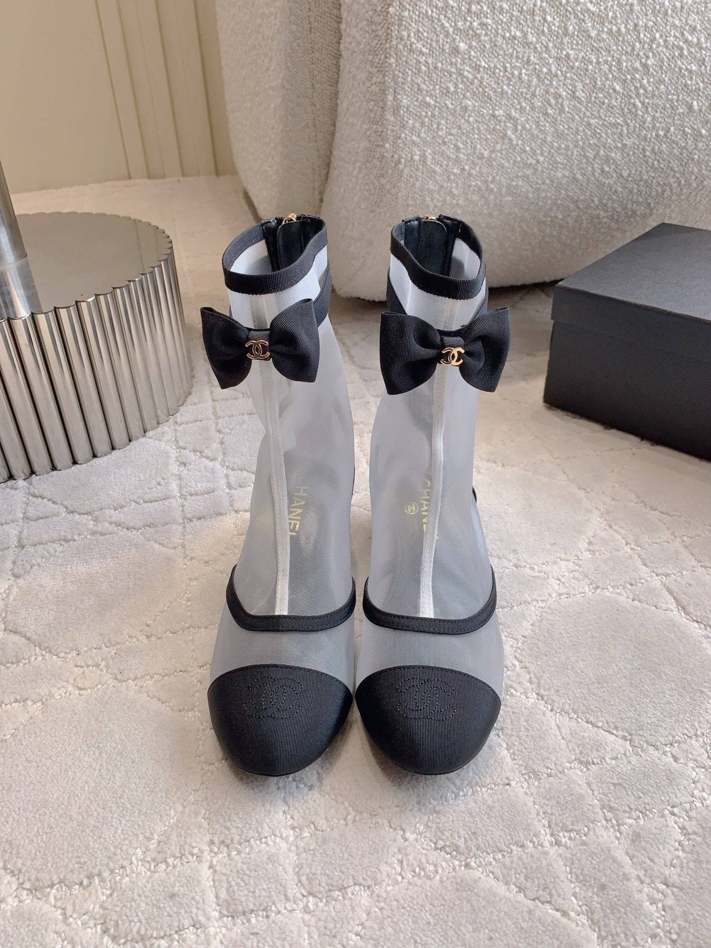 NO:468333,Mesh, leather, Chane's newest mesh bow boots, many celebrity fashion bloggers plant grass, the main features are sweet colors, hit my heart, full of high-end feel, upper mesh/sheepskin, footbed sheepskin, heel height 5CM Italian leather outsole, size 35-39 (customized for 40.41), boots, chanel, boots, sheepskin, Leather soles19860909网面 皮面 Chane*新款网纱蝴蝶结短靴 超多明星时尚博主种草 主打都是甜甜的颜色 直击我心 上脚高级感满满 鞋面网纱/羊皮 垫脚羊皮 跟高5CM 意大利真皮大底 尺码35-39（40.41定做）,靴子,chanel,boots,sheepskin,Leather soles,Women's Shoes