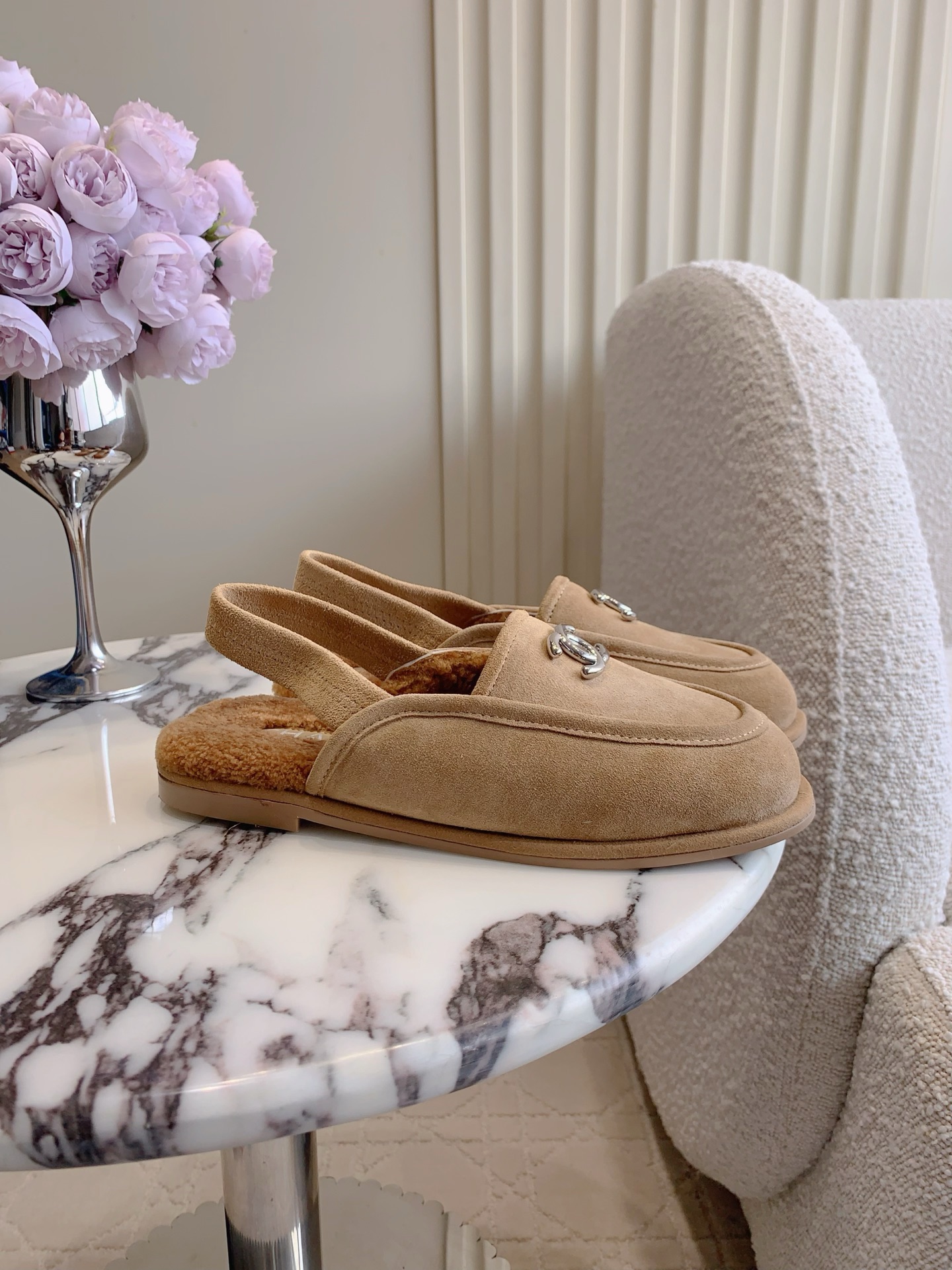 NO:468347,CHANE's newest wool loafers, thick and warm, classic logo decoration is simple and atmospheric, exquisite and high-end sense, college style is versatile and age-reducing, all kinds of outfits can be controlled, cowhide, imported Australian wool, Italian leather outsole, size 35-39 (customized for 40), loafers, chanel, loafers, cowhide, Leather soles19860909CHANE*新款羊毛里乐福鞋 厚实保暖 经典logo装饰简约大气 精致的高级感 学院风百搭又减龄 各种穿搭都能驾驭 鞋面牛皮 内里垫脚进口澳洲羊毛 意大利真皮大底 尺码35-39（40定做）,乐福鞋,chanel,loafers,cowhide,Leather soles,Women's Shoes