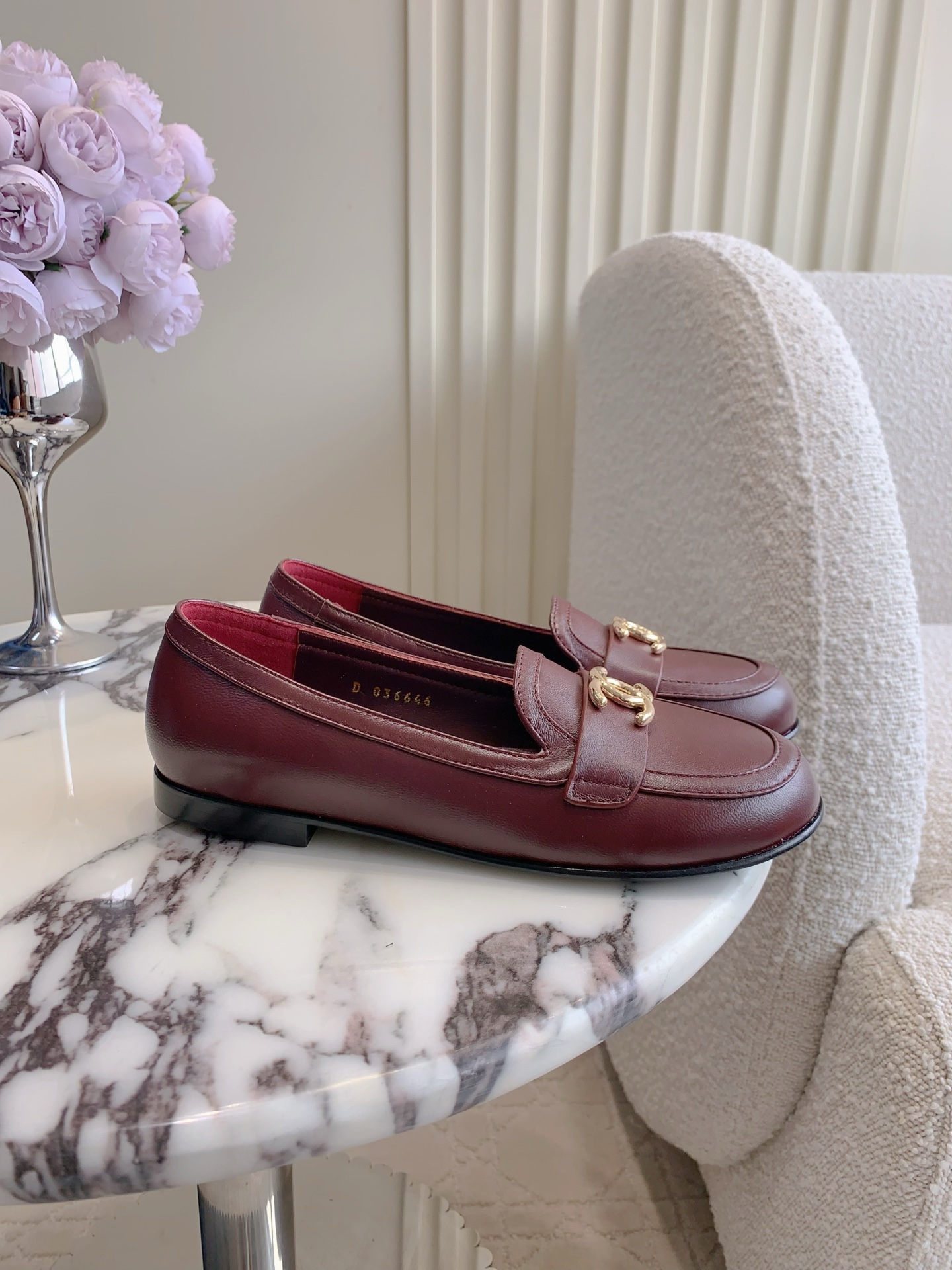NO:468359,CHANE* classic round-toed loafers, cute and cute. It is exquisite and high-end with the double C-model logo. The college style is versatile and age-reducing. It can be used in all kinds of outfits. Cowhide upper, inner footbed sheepskin Italian leather outsole. Size 35-39 (customized for 40 41), loafers, chanel, loafers, cowhide, sheepskin, Leather soles19860909CHANE*经典款圆头乐福鞋 萌萌哒好可爱 搭配双C开模logo精致的高级感 学院风百搭又减龄 各种穿搭都能驾驭 鞋面牛皮 内里垫脚羊皮 意大利真皮大底 尺码35-39（40 41定做）,乐福鞋,chanel,loafers,cowhide,sheepskin,Leather soles,Women's Shoes