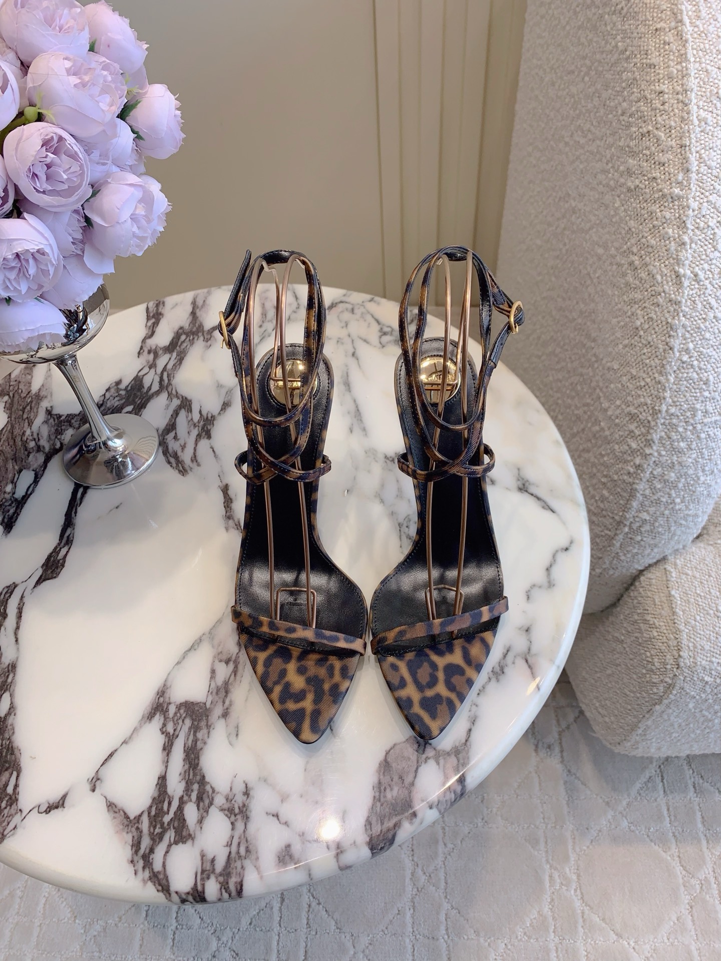 NO:468226,SAINT LAUREN* YSL Yang Shulin's new small gold bar pointed high heels sandals, the beautiful beauty of the young lady's high heels, elegant and charming and sexy, full of feminine, calfskin/silk, inner footbed sheepskin Italian leather outsole Heel height 10cm Size 35-39 (customized for 40), high heels sandals, saint laurent, saint laurent, sandals, high heels, cowhide, sheepskin, real silk, Leather soles19860909SAINT LAUREN* YSL 杨树林新款小金条尖头高跟凉鞋 小姐姐的美丽尤物高跟鞋 优雅迷人性感 女人味十足 鞋面小牛皮/真丝 内里垫脚羊皮 意大利真皮大底 跟高10cm 尺码35-39（40定做）,高跟鞋凉鞋,saint laurent,saint laurent,sandals,high heels,cowhide,sheepskin,real silk,Leather soles,Women's Shoes