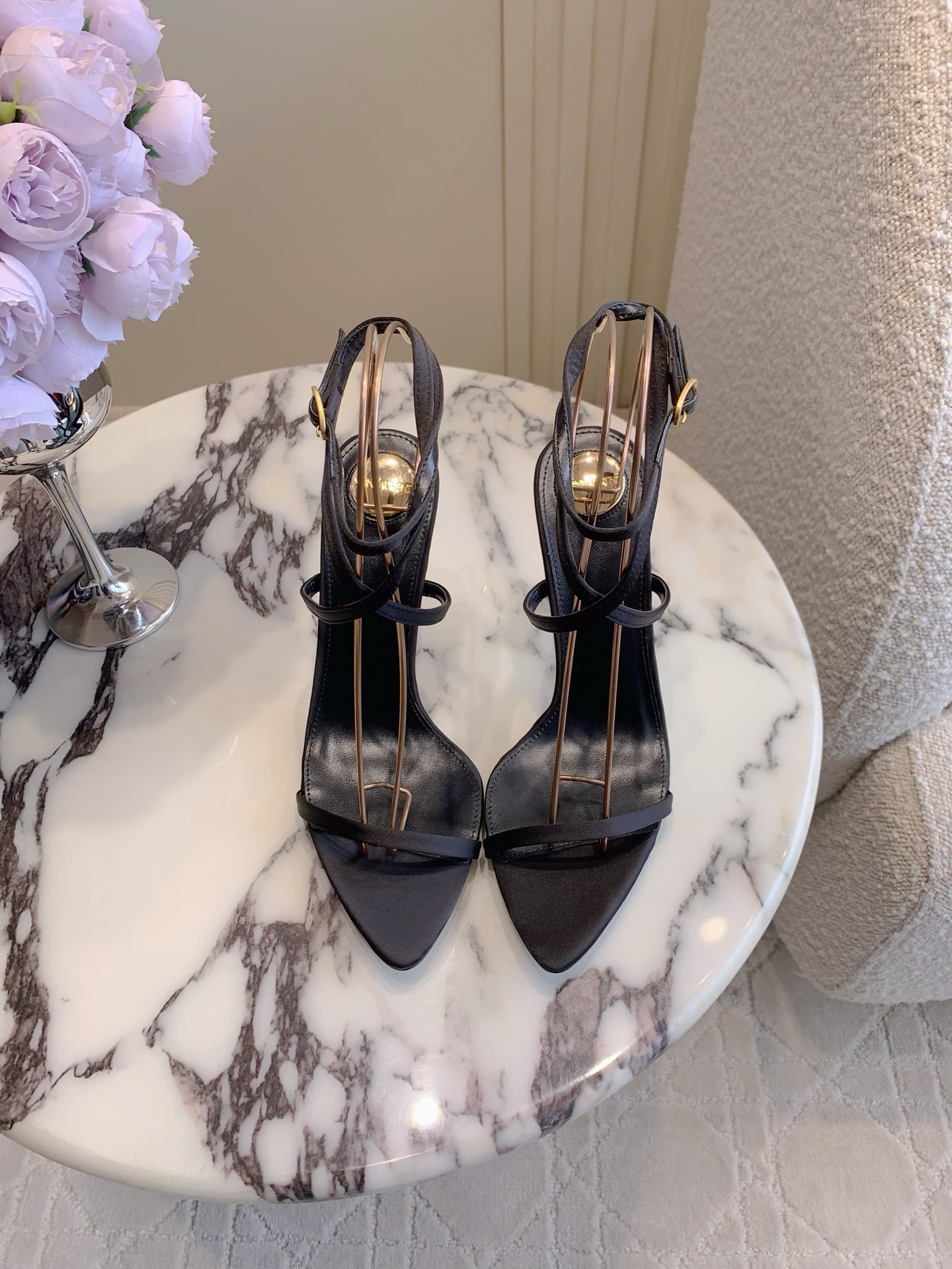 NO:464314,SAINT LAUREN* YSL Yang Shulin's new small gold bar pointed high heels sandals, the beautiful beauty of the young lady's high heels, elegant and charming and sexy, full of feminine, calfskin/silk, inner footbed sheepskin Italian leather outsole Heel height 10cm Size 35-39 (customized for 40), high heels sandals, saint laurent, saint laurent, sandals, high heels, cowhide, sheepskin, real silk, Leather soles19860909SAINT LAUREN* YSL 杨树林新款小金条尖头高跟凉鞋 小姐姐的美丽尤物高跟鞋 优雅迷人性感 女人味十足 鞋面小牛皮/真丝 内里垫脚羊皮 意大利真皮大底 跟高10cm 尺码35-39（40定做）,高跟鞋凉鞋,saint laurent,saint laurent,sandals,high heels,cowhide,sheepskin,real silk,Leather soles,Women's Shoes