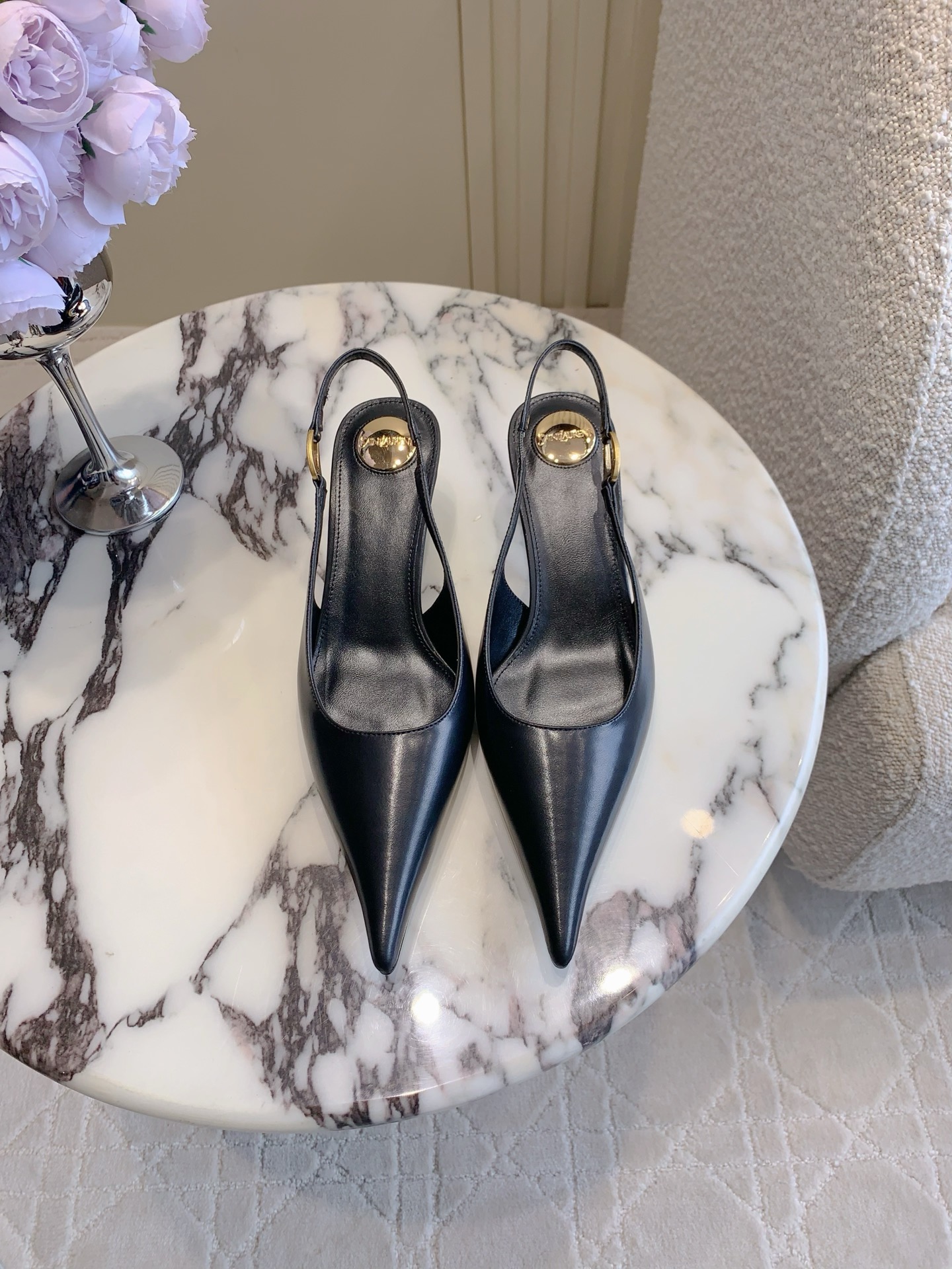 NO:464320,SAINT LAUREN* YSL Yang Shulin's new kitten heel pointed toe empty shoes, the beautiful beauty high heels of the young lady, elegant and charming and sexy, full of feminine, calfskin, inner footbed sheepskin Italian leather outsole, heel height 6cm size 35-39 (custom made of 40), high heels sandals, saint laurent, saint laurent, sandals, high heels, cowhide, sheepskin, Leather soles19860909SAINT LAUREN* YSL 杨树林新款小猫跟尖头后空鞋 小姐姐的美丽尤物高跟鞋 优雅迷人性感 女人味十足 鞋面小牛皮 内里垫脚羊皮 意大利真皮大底 跟高6cm 尺码35-39（40定做）,高跟鞋凉鞋,saint laurent,saint laurent,sandals,high heels,cowhide,sheepskin,Leather soles,Women's Shoes