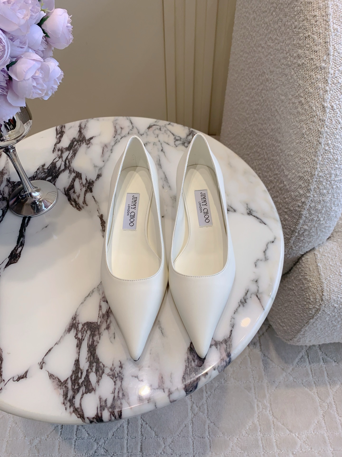 NO:468230,Jimmy Cho* new kitten heels short heels shoes, simple, elegant and exquisite, comfortable foot feel, shoe shape is very modified, smooth lines show a sense of high quality, office workers' first choice, soft upper, lambskin, inner footbed top mixed-bred sheepskin Italian leather outsole, heel height 3cm, size 35-39 (customized for 40), high heels single shoes, jimmy choo, high heels, sheepskin, Leather soles19860909Jimmy Cho*新款小猫跟矮跟单鞋 简约优雅精致 脚感舒适 鞋型非常修饰脚型 流畅线条尽显高级感 上班族首选 鞋面柔软小羊皮 内里垫脚顶级混种羊皮 意大利真皮大底 跟高3cm 尺码35-39（40定做）,高跟鞋单鞋,jimmy choo,high heels,sheepskin,Leather soles,Women's Shoes