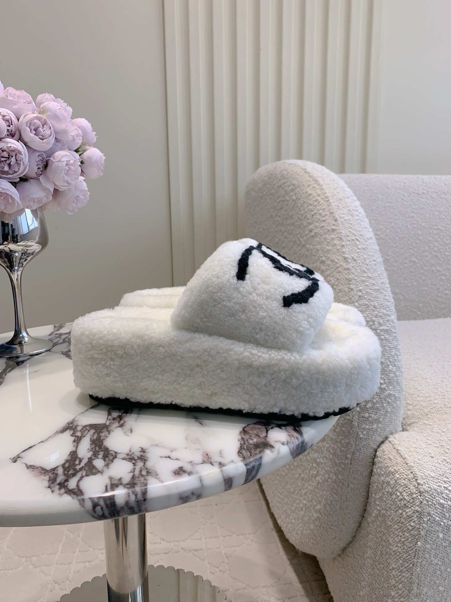 NO:468243,Chane* New fur thick sole slippers Super thick Australian imported wool feels like stepping on clouds Super comfortable Classic versatile style imported fabric Australian wool Original open-molded sole Size 35-39 (40 41 42 43 Custom made), fur shoes slippers, chanel, slippers19860909Chane* 新款毛毛厚底拖鞋 超级厚实的澳洲进口羊毛 犹如踩在云朵般的感觉 超级舒适 经典百搭款 面料进口澳洲羊毛 原版开模大底 尺码35-39（40 41 42 43定做）,毛毛鞋拖鞋,chanel,slippers,Women's Shoes