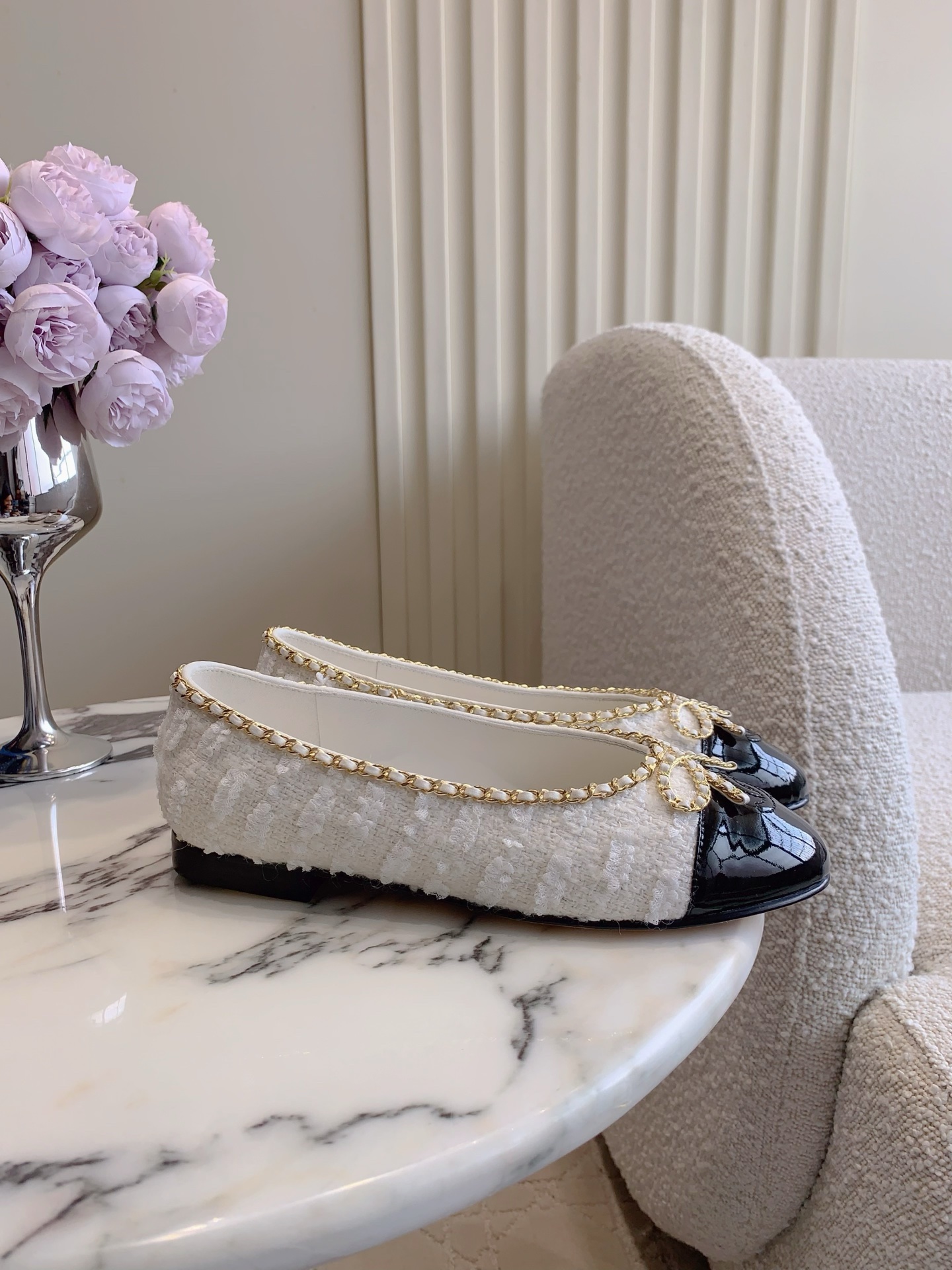 NO:468123,Chane's newest chain bow ballet shoes, eternal classic style, comfortable and breathable, easy to wear, relaxed and high-end, must-have items for all seasons, original lambskin upper, inner footbed lambskin Italian leather outsole size 35-39 (customized for 40 41), Mary Jane, chanel, mary jane, sheepskin, Leather soles19860909Chane*新款链条蝴蝶结芭蕾舞鞋 永恒的经典款 舒适透气超好穿 松弛的高级感 四季必备单品  鞋面原版小羊皮 内里垫脚羊皮 意大利真皮大底 尺码35-39（40 41定做）,玛丽珍,chanel,mary jane,sheepskin,Leather soles,Women's Shoes