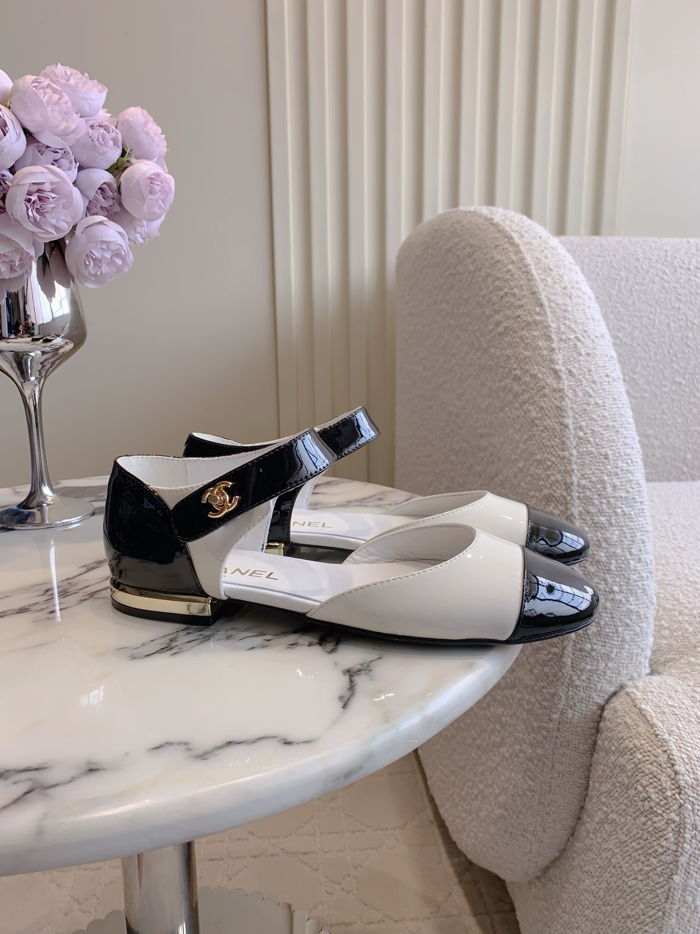 NO:485173,CHANE* classic diamond hollow Mary Zhen Xiangjia high-end feel always convinced. It looks simple style but it is inexplicably high-end on the feet. Absolute girlish feeling. Comfortable and easy to wear. Upper lambskin, inner footbed sheepskin Italian leather outsole. Size 35-39 (customized for 40 41), Mary Zhen, chanel, chanel, mary jane, sheepskin, Leather soles19860909CHANE*经典款菱格中空玛丽珍 香家高级感这块总让人大写的服气 看起来简单的款式 但上脚就莫名很高级 绝对的少女感 舒适好穿 鞋面小羊皮 内里垫脚羊皮 意大利真皮大底 尺码35-39（40 41定做）,玛丽珍,chanel,chanel,mary jane,sheepskin,Leather soles,Women's Shoes