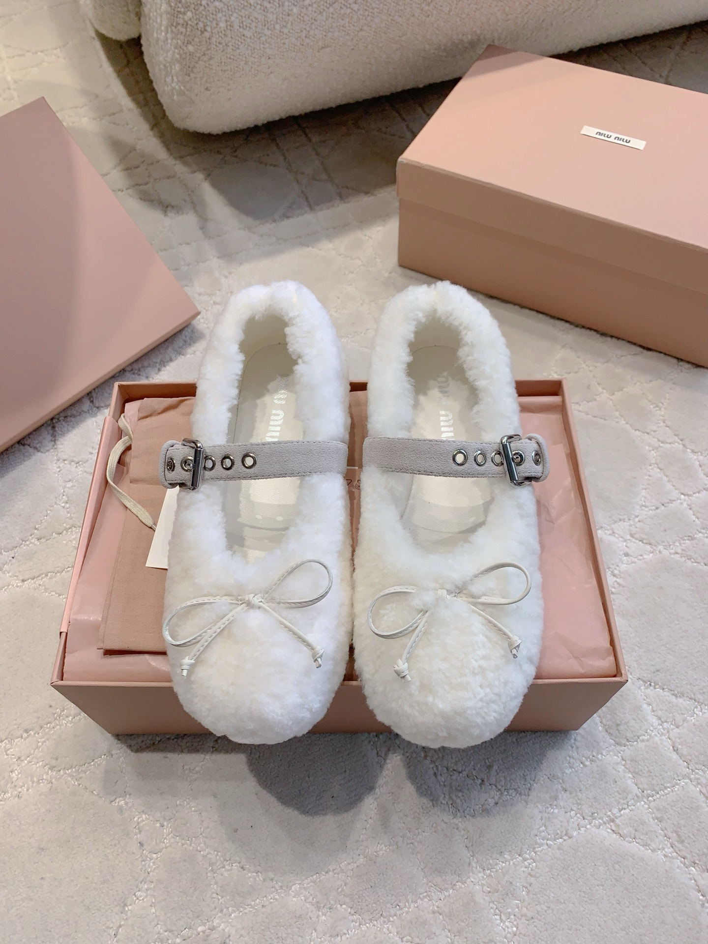 NO:479713,Miu autumn and winter new fur flat shoes, cute and practical, warm and imported wool, inner foot pad sheepskin, original open molded sole, size 35-39 (customized for 40), fur shoes, miumiu, flats, sheepskin19860909miu秋冬新款毛毛平底鞋 乖巧可爱 实穿又保暖 鞋面进口羊毛 内里垫脚羊皮 原版开模大底 尺码35-39（40定做）,毛毛鞋,miumiu,flats,sheepskin,Women's Shoes
