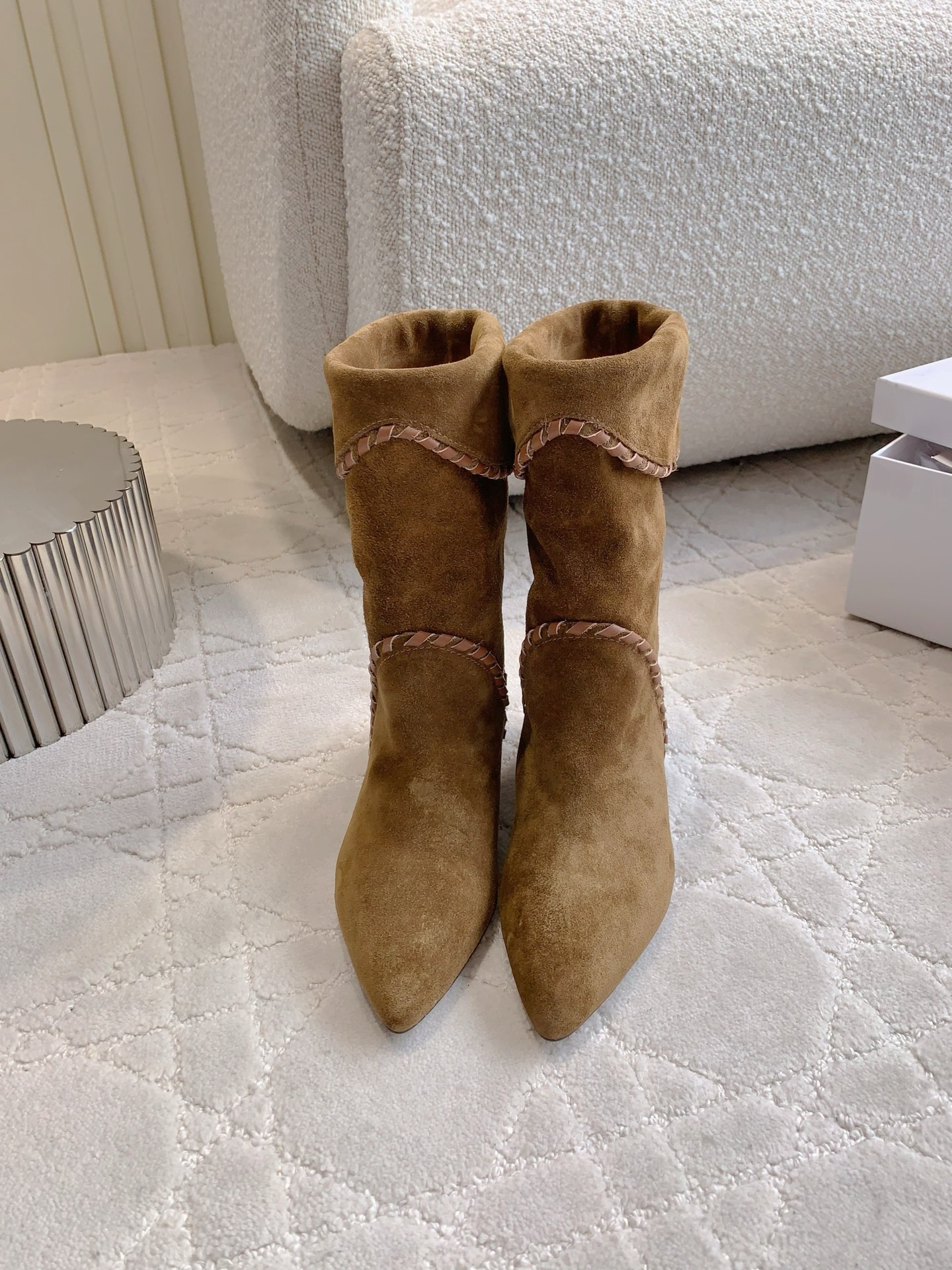 NO:479707,ISABEL MARAN* new inner height-enhancing short boots are popular with INS internet celebrity bloggers!  Western cowboy style, cool and cool!  A pair of simple and high-end boots... Original 1:1 replica!  The feet feel very comfortable and versatile!  Super suitable for street photography, easy to wear and stylish, cowhide upper, inner footbed sheepskin Italian leather outsole, inner height 5cm Size35-39 (40 custom made without return), boots, boots, cowhide, sheepskin, Leather soles19860909ISABEL MARAN*新款内增高短靴 INS网红博主热推！西部牛仔风,又酷又飒！一双简单又不失高级的靴子... 原版1:1复刻！脚感特别舒适 随意百搭！超级适合街拍,好穿有型 鞋面牛皮 内里垫脚羊皮 意大利真皮大底 内增高5cm Size35-39（40订做不退换）,靴子,boots,cowhide,sheepskin,Leather soles,Women's Shoes