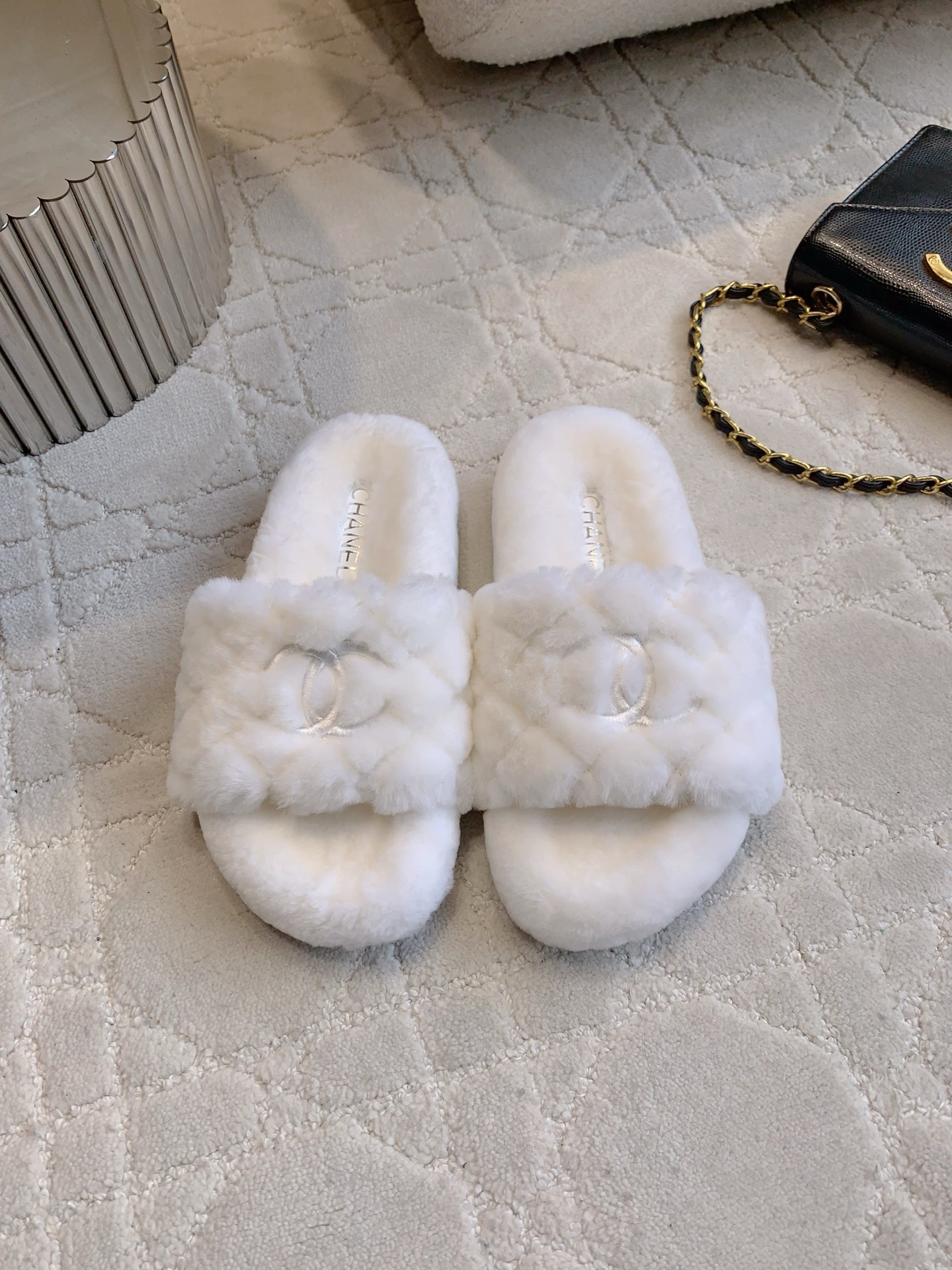 NO:485055,Chane* New furry slippers Super thick imported Australian wool feels like stepping on clouds Super comfortable Classic versatile style imported Australian wool Original molded outsole Size 35-39 (40 41 customized), furry slippers, chanel, slippers19860909Chane* 新款毛毛拖鞋 超级厚实的澳洲进口羊毛 犹如踩在云朵般的感觉 超级舒适 经典百搭款 面料进口澳洲羊毛 原版开模大底 尺码35-39（40 41 定做）,毛毛鞋拖鞋,chanel,slippers,Women's Shoes