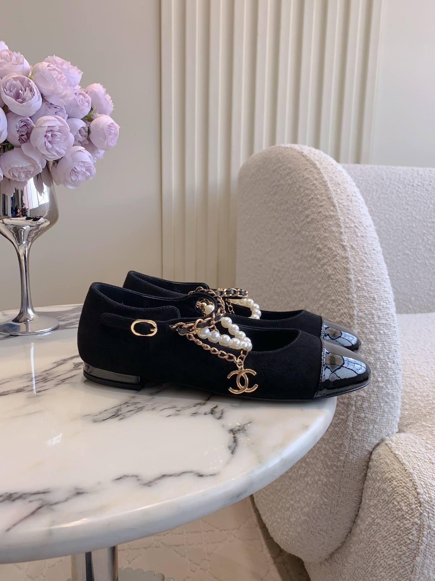NO:485050,CHANE's newest pearl chain Mary Zhen Xiangjia's high-end feel is always convincing. It looks simple but it's inexplicably high-end. It's absolutely girly. It's comfortable and easy to wear. Upper lambskin. Inner footbed sheepskin. Italian leather outsole. Size 35-39 (customized for 40 41), single shoes, chanel, chanel, mary jane, sheepskin, Leather soles19860909CHANE*新款珍珠链条玛丽珍 香家高级感这块总让人大写的服气 看起来简单的款式 但上脚就莫名很高级 绝对的少女感 舒适好穿 鞋面小羊皮 内里垫脚羊皮 意大利真皮大底 尺码35-39（40 41定做）,单鞋,chanel,chanel,mary jane,sheepskin,Leather soles,Women's Shoes