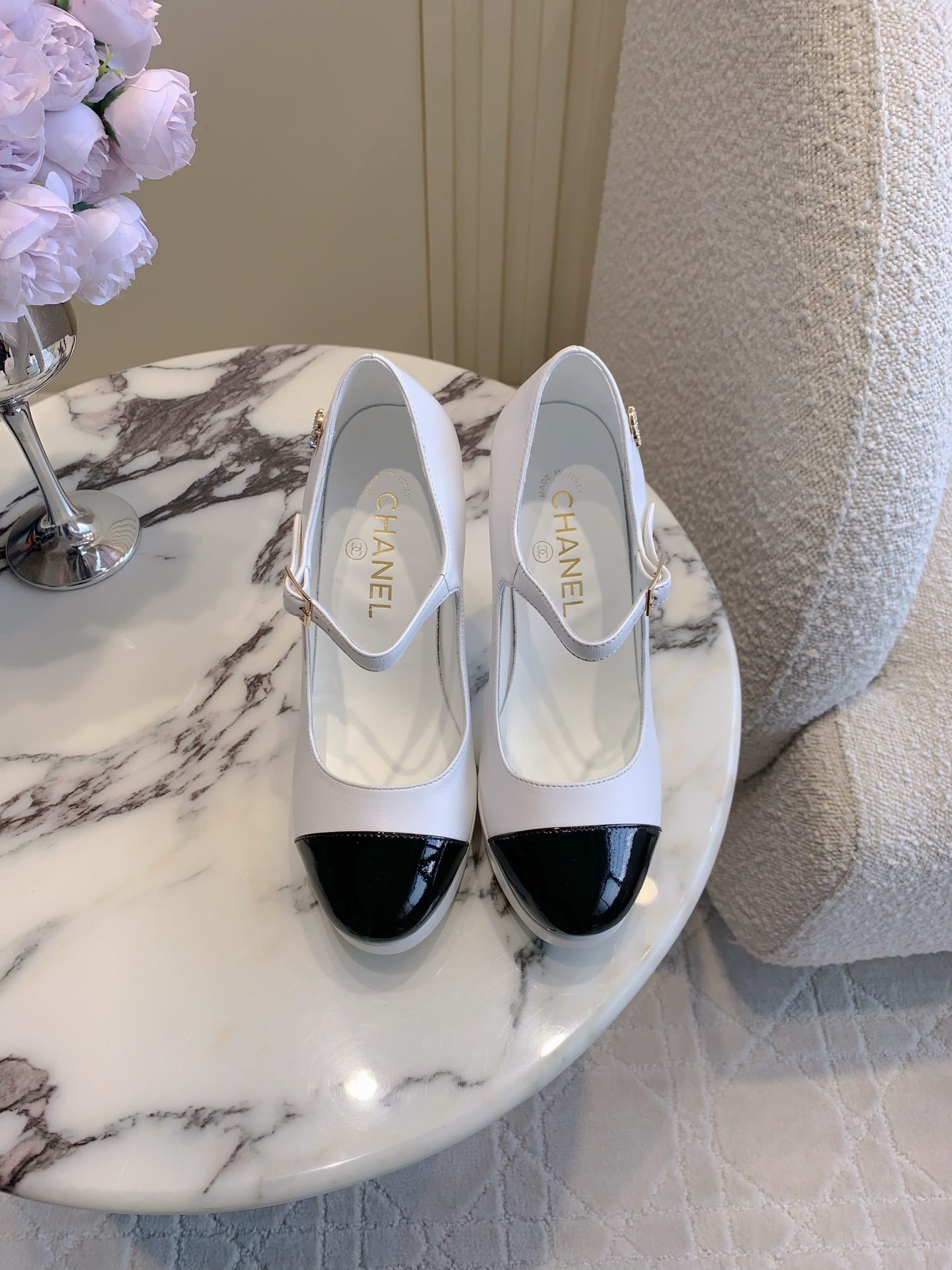 NO:485027,CHANE's newest style of water-table heels, the high-end style of Xiangjia always makes people feel capitalized. It looks simple but it is inexplicably high-end. It is absolutely girlish. It is comfortable and easy to wear. Upper lambskin, inner foot pad sheepskin Italian leather outsole. Heel height 12cm (water 3cm) size 35-39 (40 41 custom made), high heels, chanel, chanel, high heels, sheepskin, Leather soles19860909CHANE*新款水台恨天高单鞋高跟鞋 香家高级感这块总让人大写的服气 看起来简单的款式 但上脚就莫名很高级 绝对的少女感 舒适好穿 鞋面小羊皮 内里垫脚羊皮 意大利真皮大底 跟高12cm（水台3cm）尺码35-39（40 41定做）,高跟鞋单鞋,chanel,chanel,high heels,sheepskin,Leather soles,Women's Shoes