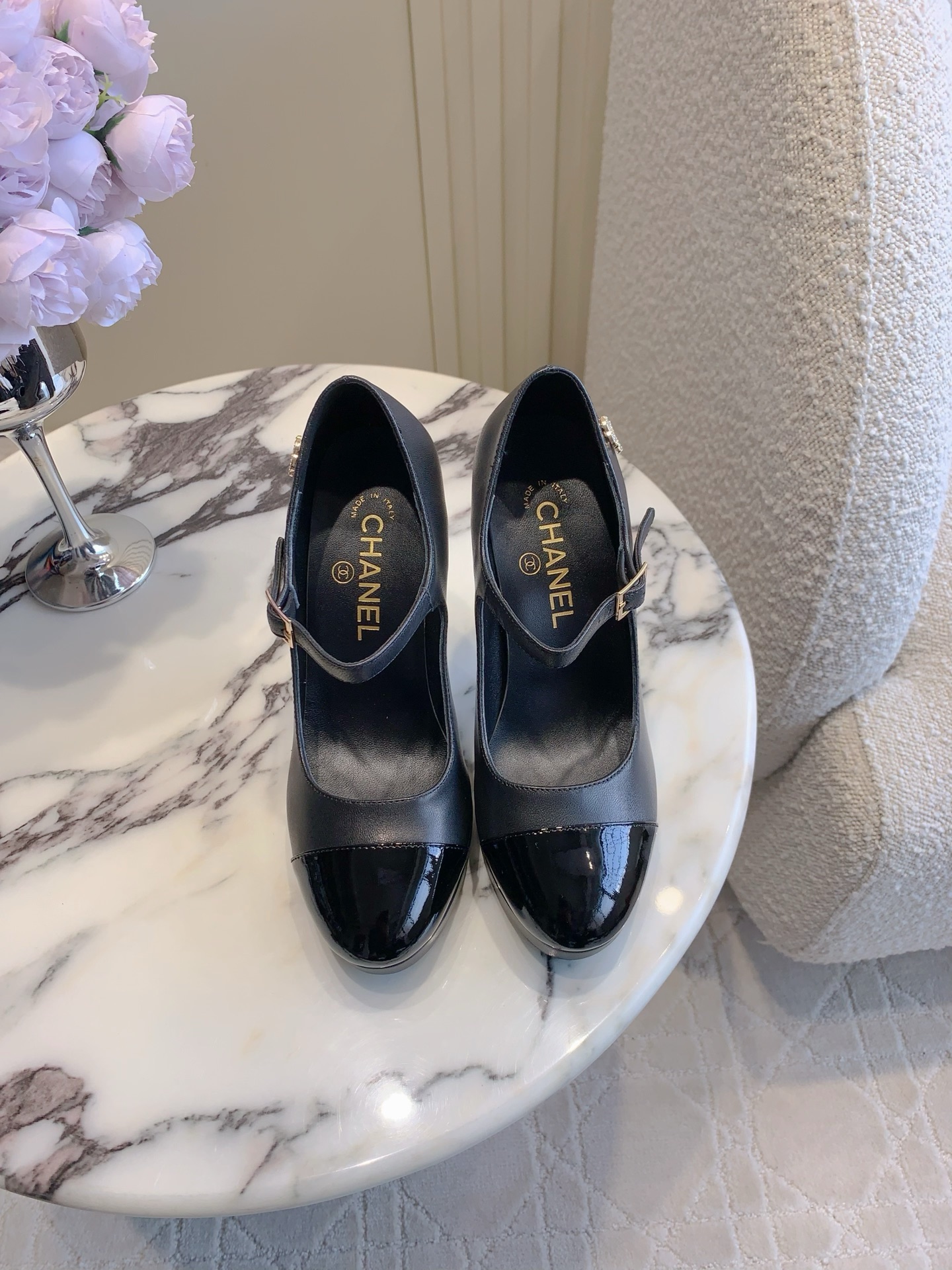 NO:485035,CHANE's newest style of water-table heels, the high-end style of Xiangjia always makes people feel capitalized. It looks simple but it is inexplicably high-end on the feet. Absolute girlish feeling. Comfortable and easy to wear. Upper lambskin, inner foot pad sheepskin Italian leather outsole. Heel height 12cm (water 3cm) size 35-39 (40 41 custom made), high heels, chanel, chanel, high heels, sheepskin, Leather soles19860909CHANE*新款水台恨天高单鞋高跟鞋 香家高级感这块总让人大写的服气 看起来简单的款式 但上脚就莫名很高级 绝对的少女感 舒适好穿 鞋面小羊皮 内里垫脚羊皮 意大利真皮大底 跟高12cm（水台3cm）尺码35-39（40 41定做）,高跟鞋单鞋,chanel,chanel,high heels,sheepskin,Leather soles,Women's Shoes