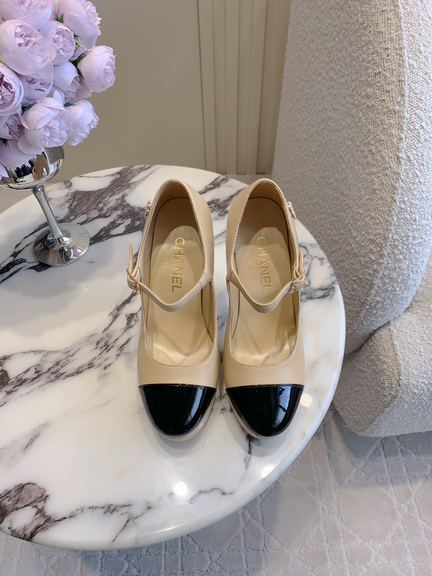 NO:485031,CHANE's newest style of water-table heels, the high-end style of Xiangjia always makes people feel capitalized. It looks simple but it is inexplicably high-end on the feet. Absolute girlish feeling. Comfortable and easy to wear. Upper lambskin, inner foot pad sheepskin Italian leather outsole. Heel height 12cm (water 3cm) size 35-39 (40 41 custom made), high heels, chanel, chanel, high heels, sheepskin, Leather soles19860909CHANE*新款水台恨天高单鞋高跟鞋 香家高级感这块总让人大写的服气 看起来简单的款式 但上脚就莫名很高级 绝对的少女感 舒适好穿 鞋面小羊皮 内里垫脚羊皮 意大利真皮大底 跟高12cm（水台3cm）尺码35-39（40 41定做）,高跟鞋单鞋,chanel,chanel,high heels,sheepskin,Leather soles,Women's Shoes