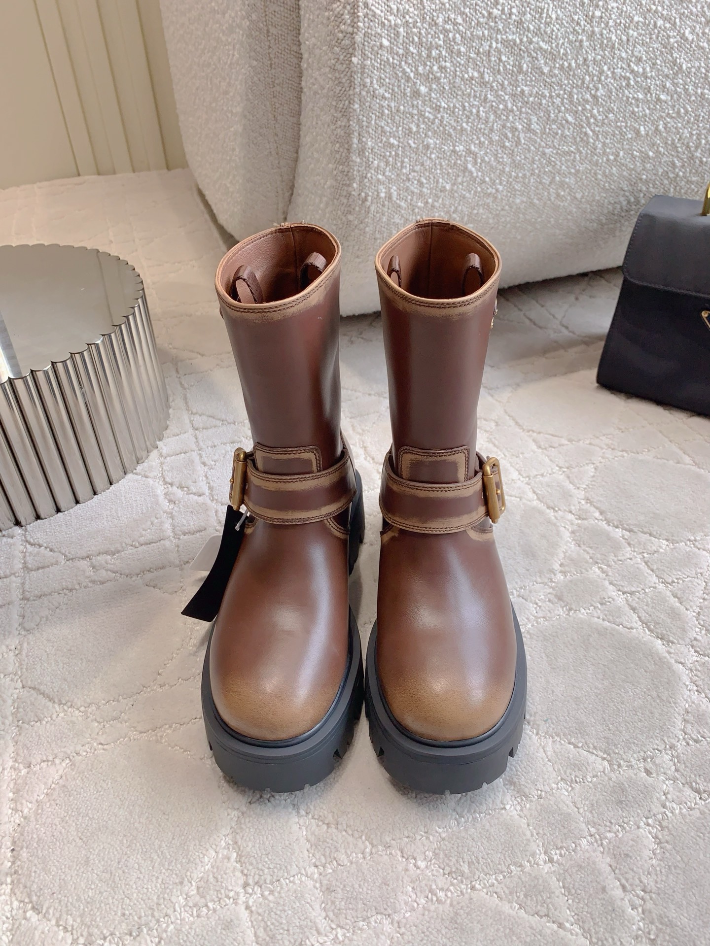 NO:485006,Reverse velvet leather PRAD* new style triangle label thick sole boots Classic triangle label decoration Shoe style smooth and handsome Super easy to wear It's cool and amazing on the feet All-time versatile boots Upper cowhide Original mold opening triangle label Inner foot pad cowhide Original mold opening sole Size 35-39 (customized for 40 41), boots, prada, boots, cowhide19860909反绒 皮面 PRAD*新款三角标厚底短靴 经典三角标装饰 鞋型流畅帅气 超好穿 上脚简直酷炸了 万年百搭靴 鞋面牛皮 原版开模三角标 内里垫脚牛皮 原版开模大底 尺码35-39（40 41定做）,靴子,prada,boots,cowhide,Women's Shoes