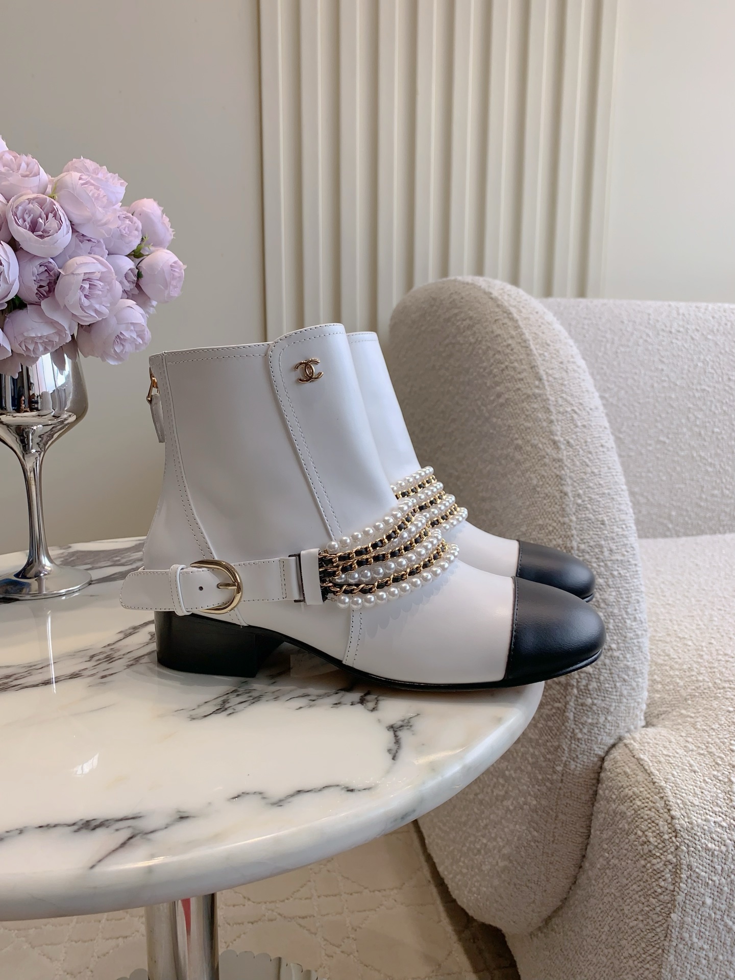 NO:485012,CHANE* classic pearl thick heel boots exquisite and versatile, knitted chain decoration is well-behaved and cute, overall sweet and elegant and gentle, upper sheepskin, inner footbed mixed breed sheepskin Italian leather outsole Heel height 3.5cm Size 35-39 (customized for 40 41), boots, chanel, boots, sheepskin, Leather soles19860909CHANE*经典款珍珠粗跟短靴 精致百搭 针织链条装饰乖巧可爱 整体甜美又不失优雅温柔 鞋面羊皮 内里垫脚混种羊皮 意大利真皮大底 跟高3.5cm 尺码35-39（40 41定做）,靴子,chanel,boots,sheepskin,Leather soles,Women's Shoes