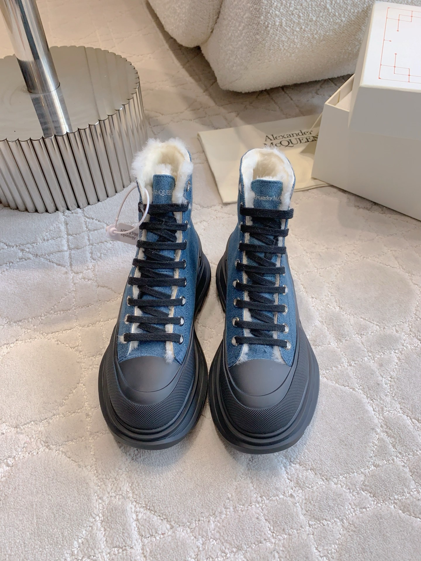 NO:577804,Alexander McQuee* classic wool-lined thick-soled short boots, classic and versatile style, thick and warm, super slim and long legs, original cloth upper, imported Australian wool lining, original molded outsole, size 35-39 (40 custom-made), casual shoes/sports shoes, boots, sneakers19860909Alexander McQuee*经典羊毛里厚底短靴 经典百搭款 厚实保暖 上脚超级显腿细腿长 鞋面原版布面 内里垫脚进口澳洲羊毛 原版开模大底 尺码35-39（40定做）,休闲鞋/运动鞋,boots,sneakers,Women's Shoes