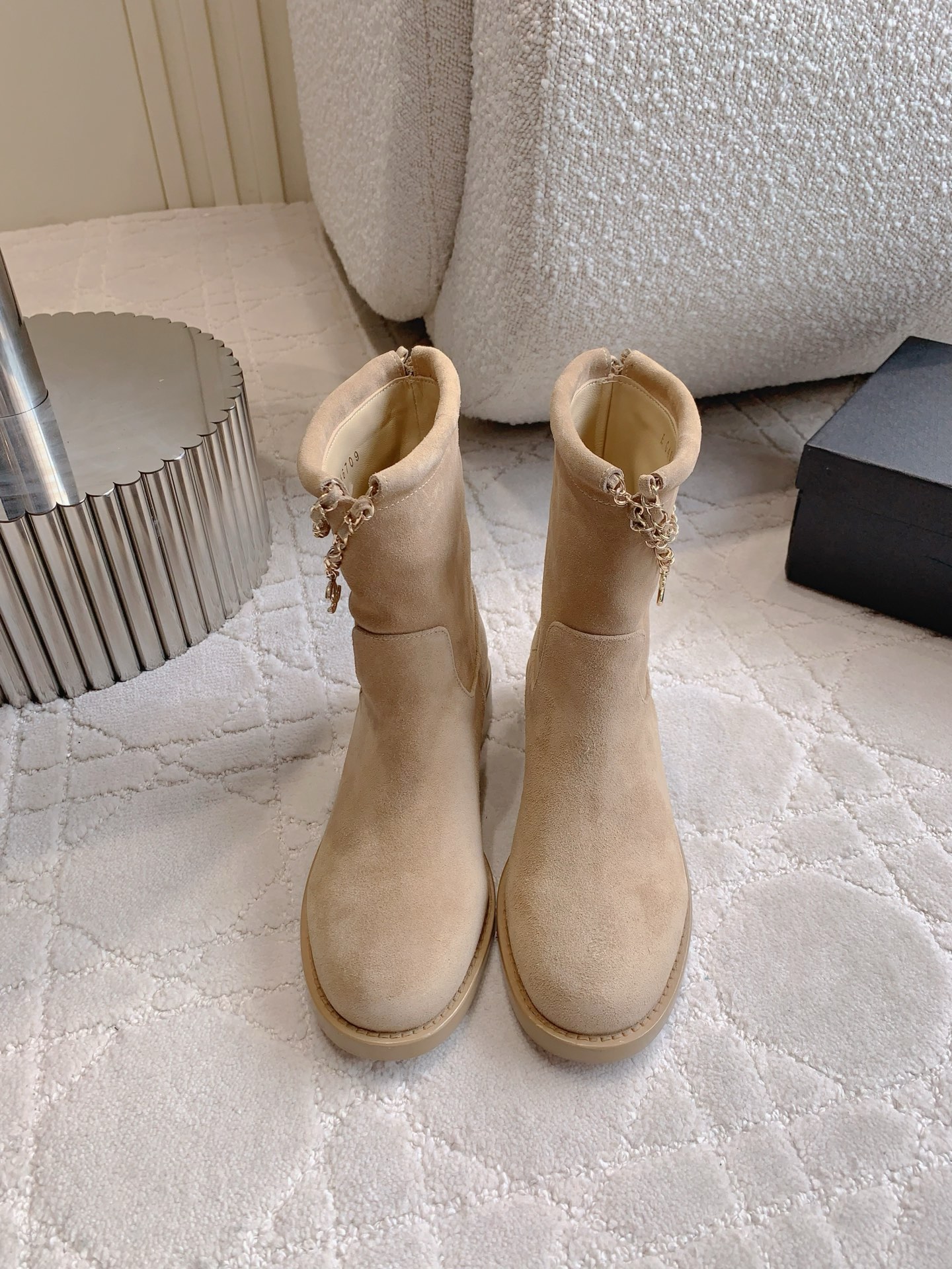 NO:484980,CHANE's newest chain pendant boots. The high-end feeling of Xiangjia always makes people feel capitalized. It looks simple and very high-end on the feet. Absolutely girlish. Comfortable and easy to wear. Upper lambskin. Inner footbed sheepskin. Italian leather soles. Size 35-39 (customized for 40 41). Boots, chanel, chanel, boots, sheepskin, Leather soles.19860909CHANE*新款链条吊坠短靴 香家高级感这块总让人大写的服气 看起来简单的款式 但上脚就莫名很高级 绝对的少女感 舒适好穿 鞋面小羊皮 内里垫脚羊皮 意大利真皮大底 尺码35-39（40 41定做）,靴子,chanel,chanel,boots,sheepskin,Leather soles,Women's Shoes