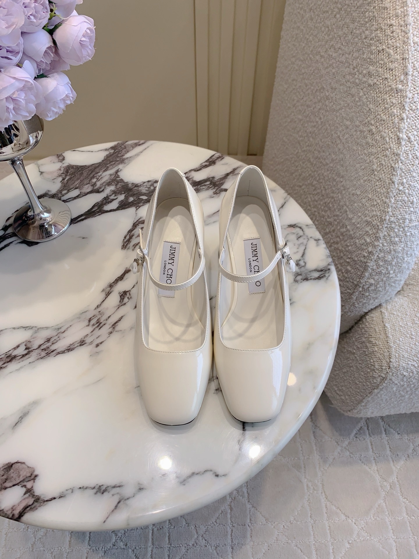 NO:629813,Jimmy Cho* new thick heel Mary Jane high-heeled shoes. Pearl pendant is exquisite and elegant. Classic and versatile. The thick heel design is very easy to wear. Upper cow patent leather. Lining foot pad sheepskin. Heel height 7cm. Italian leather outsole. Size 35-39. Single shoes,jimmy choo,mary jane,high heels,sheepskin,Leather soles19860909Jimmy Cho*新款粗跟玛丽珍高跟鞋单鞋 珍珠吊坠精致优雅 经典百搭款 粗跟设计非常好穿 鞋面牛漆皮 内里垫脚羊皮 跟高7cm 意大利真皮大底 尺码35-39,单鞋,jimmy choo,mary jane,high heels,sheepskin,Leather soles,Women's Shoes