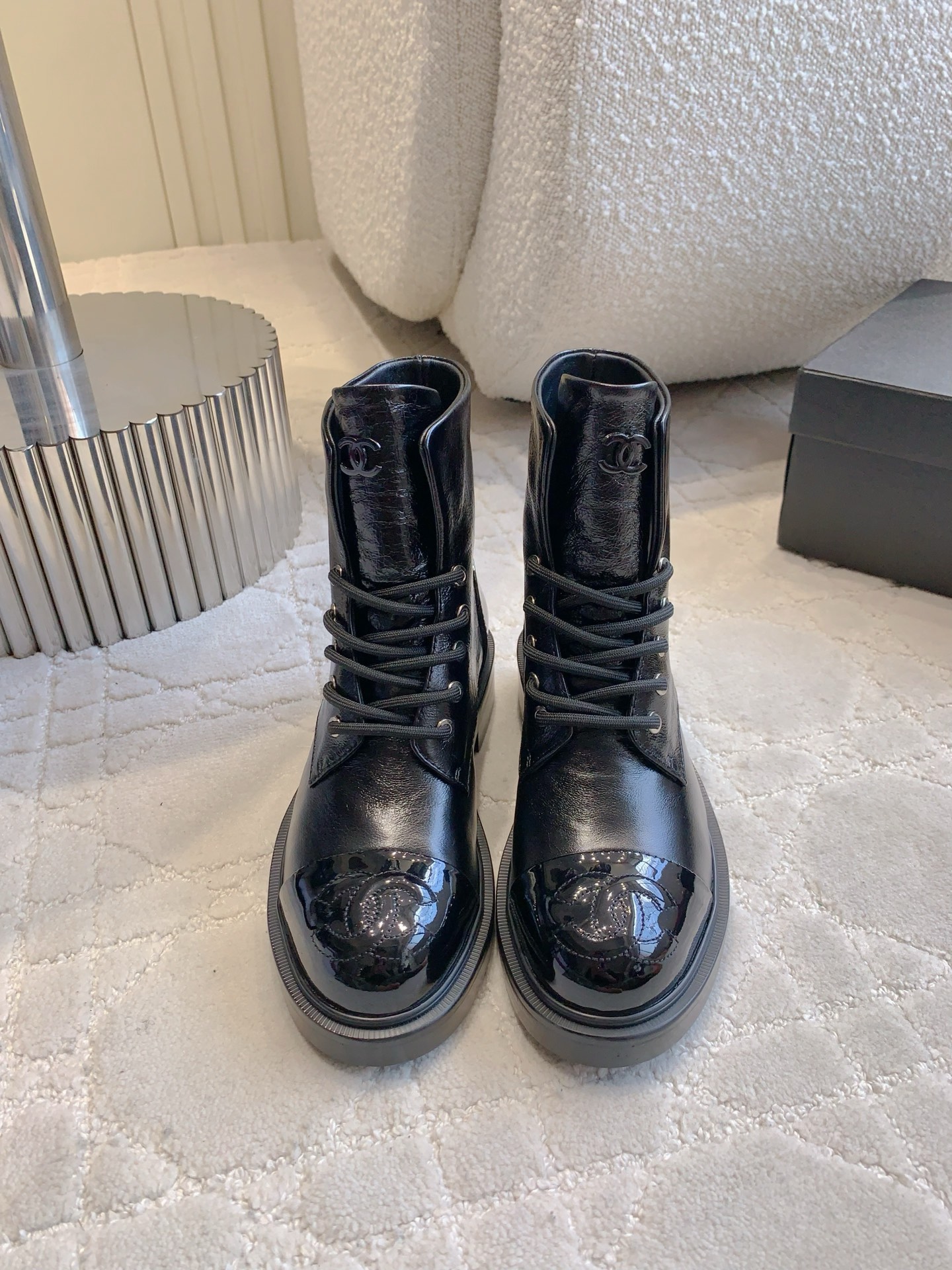 NO:484998,Chane's newest thick-soled short boots, classic and versatile series, metal logo embellishment, the shoe body is very durable, the sole increases and lengthens the leg lines, super thin legs, and the effect is absolutely amazing. The upper is original calfskin, inner foot pad sheepskin, Italian leather outsole, size 35-39 (40 41 42 customized), boots, chanel, boots, cowhide, sheepskin, Leather soles19860909Chane*新款厚底短靴 经典百搭系列 金属logo点缀 鞋身很是耐看 鞋底增高拉长腿部线条 超级显腿细 上脚效果绝绝子 鞋面原版小牛皮 内里垫脚羊皮 意大利真皮大底 尺码35-39（40 41 42定做）,靴子,chanel,boots,cowhide,sheepskin,Leather soles,Women's Shoes