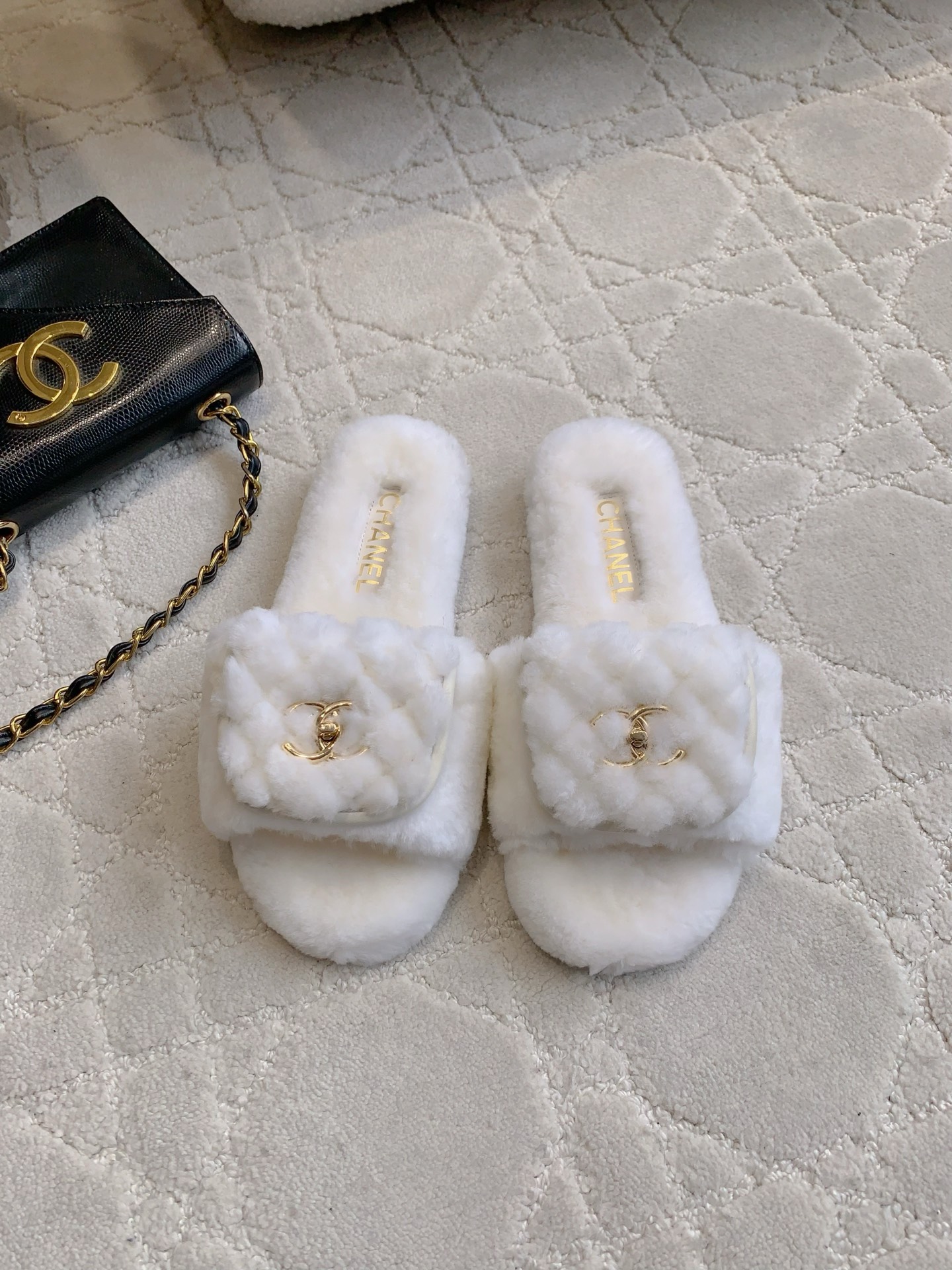 NO:485002,Chane's newest fleece slippers, matched with artifact, versatile and timeless, super comfortable foot feeling, like stepping on clouds, lazy and fashionable, imported wool on the upper, footbed wool Italian leather outsole, size 35-39 (customized for 40 41), fleece slippers, chanel, slippers, Leather soles19860909Chane*新款翻盖毛毛拖鞋 搭配神器 百搭不过时 脚感超级舒适 犹如踩在云朵般的感觉 慵懒又时髦 鞋面进口羊毛 垫脚羊毛 意大利真皮大底 尺码35-39（40 41定做）,毛毛鞋拖鞋,chanel,slippers,Leather soles,Women's Shoes