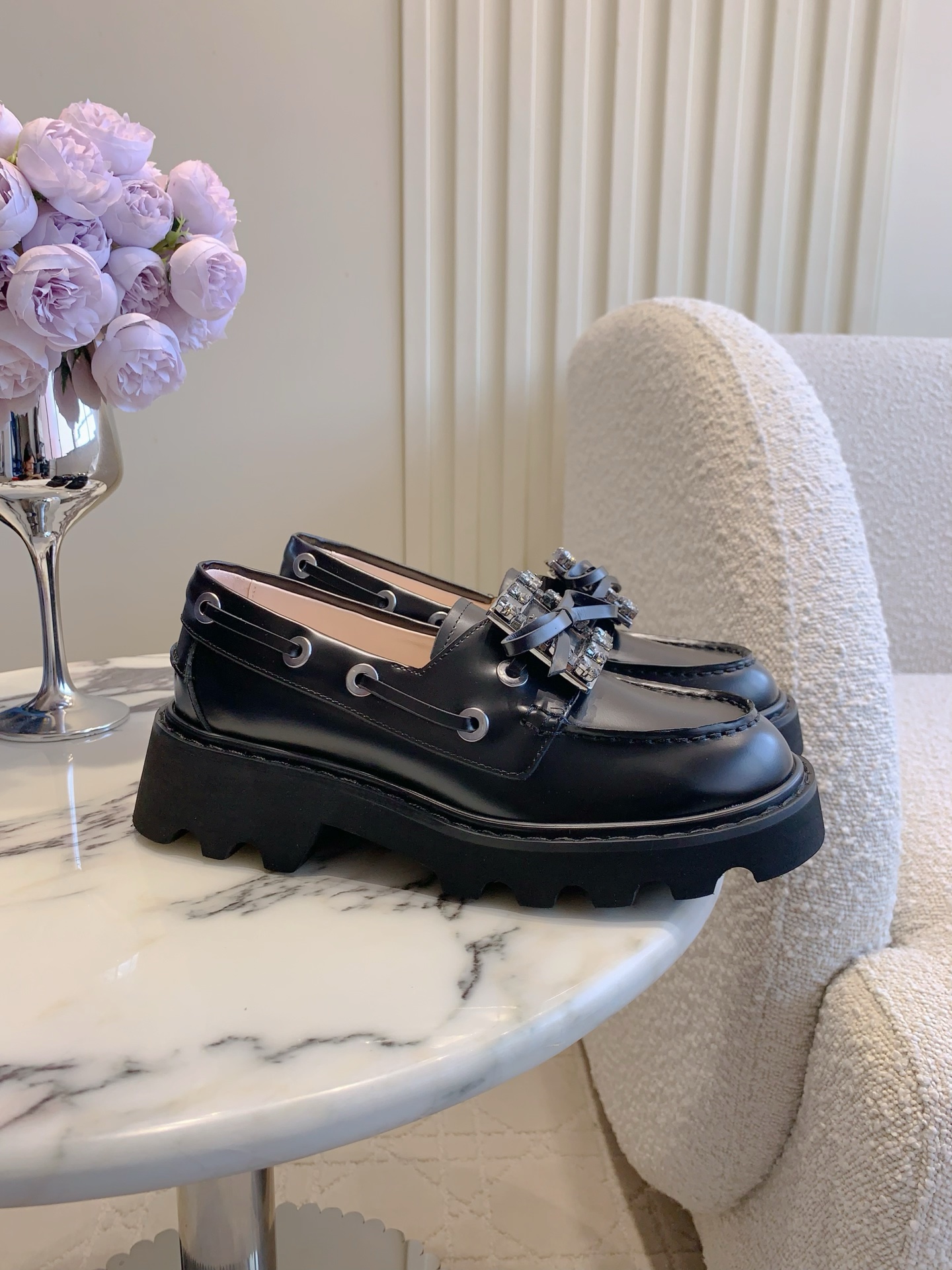 NO:484990,Roger Vivie*r new thick-soled loafers, very authentic British style, the classic diamond buckle has been reduced in design, which is more harmonious and refined overall. Loafers have always been a versatile tool for small people in autumn and winter, invincible, long legs, small diamonds are cute and low-key, and the bow adds a hint of naughty and cuteness, foam thick sole, light and comfortable to increase height without heavy, very friendly, 5cm height, really super super plus points, very attentive, upper open edge bead cowhide, original mold opening hardware buckle, inner foot pad sheepskin original mold opening sole size 35-39 (customized for 40 41), loafers, roger vivier, loafers, cowhide, sheepskin19860909Roger Vivie*r新款厚底乐福鞋 非常地道英伦风的感觉,经典的钻扣做了缩小设计,整体上更和谐更精致了一些,乐福鞋一直是秋冬小个子的百搭利器,无敌显腿长,小钻可可爱爱的低调了很多,蝴蝶结更是增添了一丝调皮可爱,发泡厚底,轻盈舒适增高又不重,非常的友好,5cm的高度,真的超级超级加分,非常用心 鞋面开边珠牛皮 原版开模五金扣 内里垫脚羊皮 原版开模大底 尺码35-39（40 41定做）,乐福鞋,roger vivier,loafers,cowhide,sheepskin,Women's Shoes