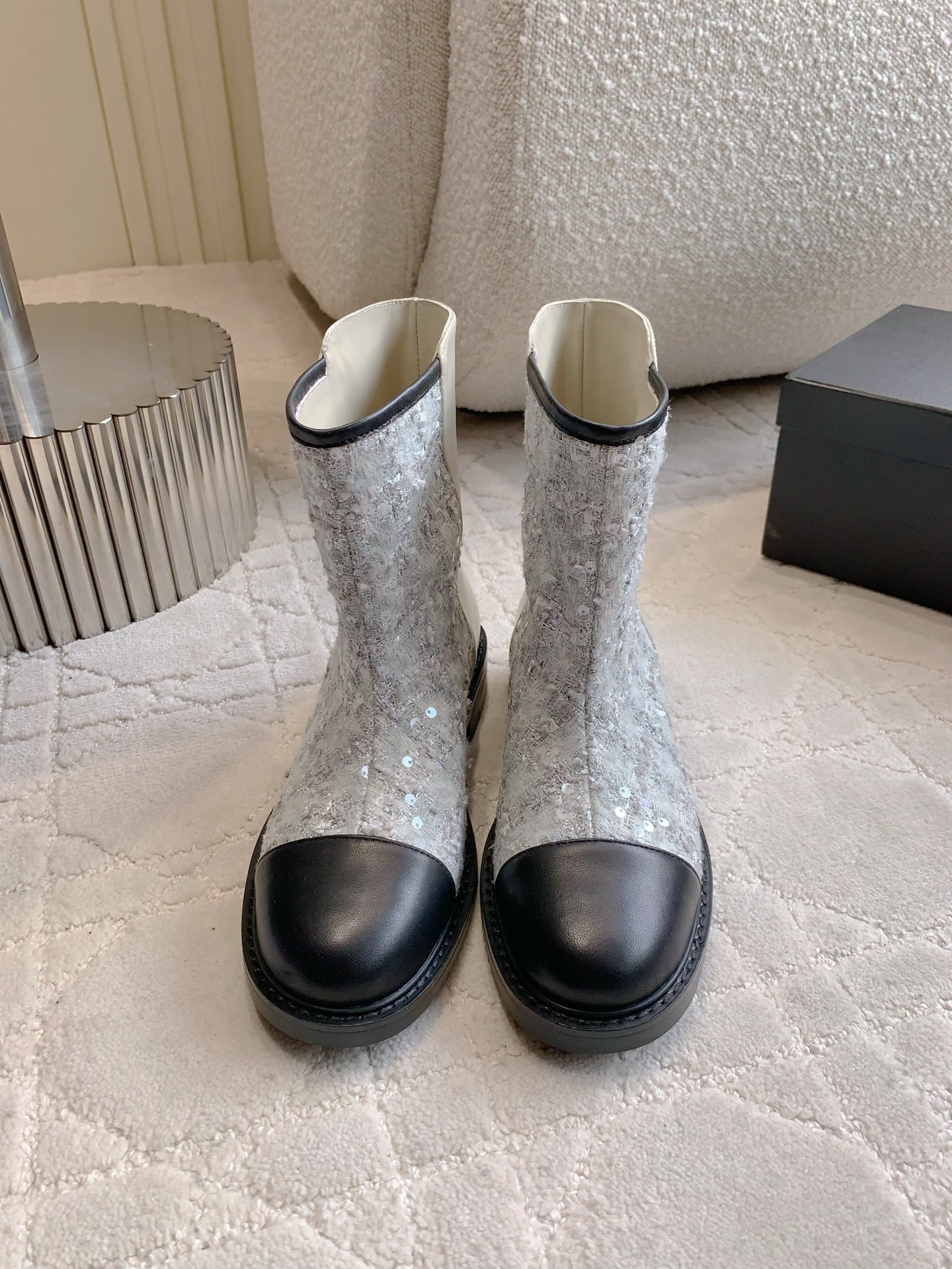 NO:487812,CHANE's newest short boots, classic simple and versatile style, upper sheepskin splicing woolen, inner foot pad sheepskin original open molded outsole size 35-39 (customized for 40), boots, chanel, boots, sheepskin19860909CHANE*新款短靴 经典简约百搭款  鞋面羊皮拼接毛呢 内里垫脚羊皮 原版开模大底 尺码35-39（40定做）,靴子,chanel,boots,sheepskin,Women's Shoes