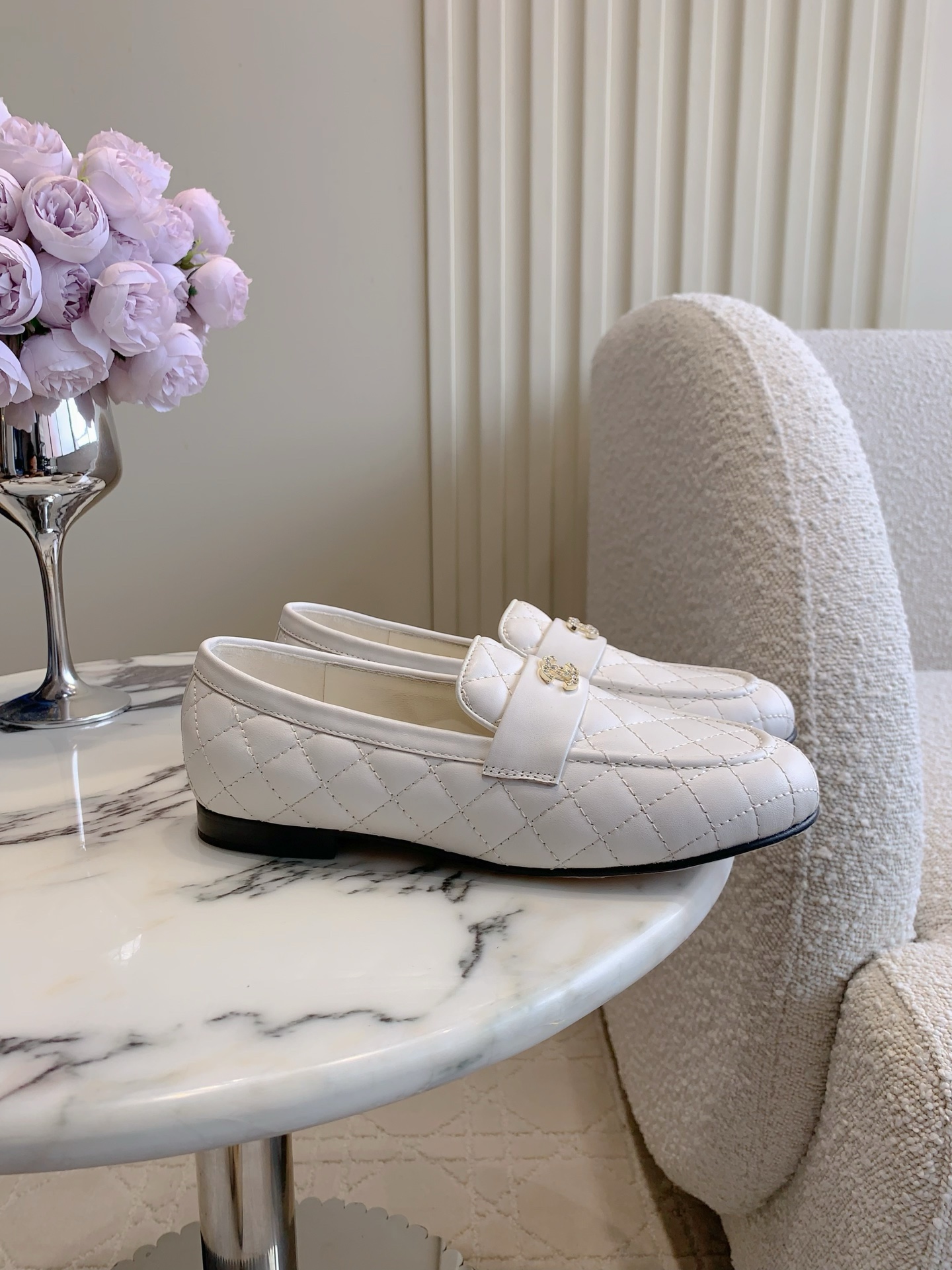 NO:486792,CHANE's newest rhinestone buckle rhombus loafers classic and outdated shoe shape, exquisite and high-end sense with double C-model logo, college style versatile and age-reducing, all kinds of outfits can be controlled, cowhide upper, inner footbed sheepskin Italian leather outsole size 35-39 (customized for 40 41), loafers, chanel, loafers, cowhide, sheepskin, Leather soles19860909CHANE*新款水钻扣菱格乐福鞋 经典不过时的鞋型 搭配双C开模logo精致的高级感 学院风百搭又减龄 各种穿搭都能驾驭 鞋面牛皮 内里垫脚羊皮 意大利真皮大底 尺码35-39（40 41定做）,乐福鞋,chanel,loafers,cowhide,sheepskin,Leather soles,Women's Shoes