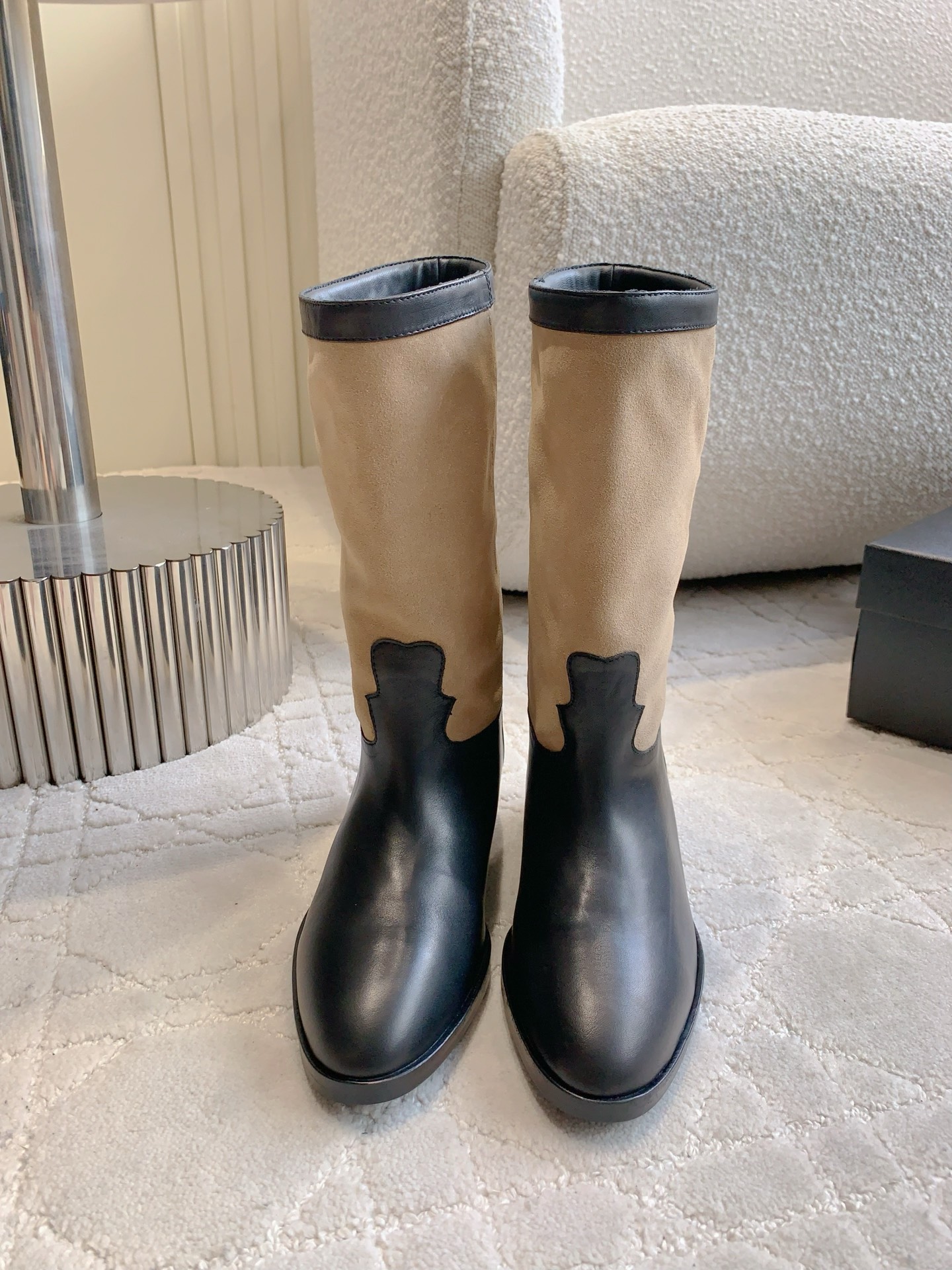 NO:487798,Chane's newest handmade suede mid boots. When the fineness of high-end handmade handmade, meet the tenderness of suede. This pair of rear zipper mid boots hides elegance in every perfect design. Select the delicate suede as clouds. The touch is inherently gentle. It hangs naturally along the lines of the calf. The height of the mid tube just stops at the position that shows the longest legs. The rear zipper design is a low-key ingenious idea. The pull-up moment. The boot shape and the leg curve are perfectly fit. There is no redundancy. Only neatness is left. The 5cm medium heel is hidden wisdom - an unpretentious height. It can support the aura and take into account the comfort of daily walking. Paired with a silhouette coat is the calmness in the cold winter. With a knitted skirt and a short coat, it has become a mix and match model with strength hidden in tenderness. Upper cowhide, inner footbed sheepskin Italian leather large sole  Size 35-39 (40 custom made), boots, chanel, boots, skirts, jackets & coats, cowhide, sheepskin, chamois leather, Leather soles19860909Chane*新款手工坊麂皮绒中靴 当高级手工坊的细腻 遇见麂皮绒的温柔 这双后拉链中筒靴 把优雅藏进了每一处恰到好处的设计里 甄选细腻如云朵的麂皮绒 触感带着与生俱来的温润 顺着小腿线条自然垂落 中筒高度恰好停在最显腿长的位置 后拉链设计是低调的巧思 拉合瞬间 靴型与腿部曲线完美贴合 不见冗余 只剩利落 5cm中跟是暗藏的智慧——不张扬的高度 既能撑起气场 又能兼顾日常行走的舒适 搭配廓形大衣 是凛冽冬日里的从容 配针织裙与短外套 又成了温柔里藏着力量的混搭范本 鞋面牛皮 内里垫脚羊皮 意大利真皮大底 尺码35-39（40定做）,靴子,chanel,boots,skirts,jackets & coats,cowhide,sheepskin,chamois leather,Leather soles,Women's Shoes