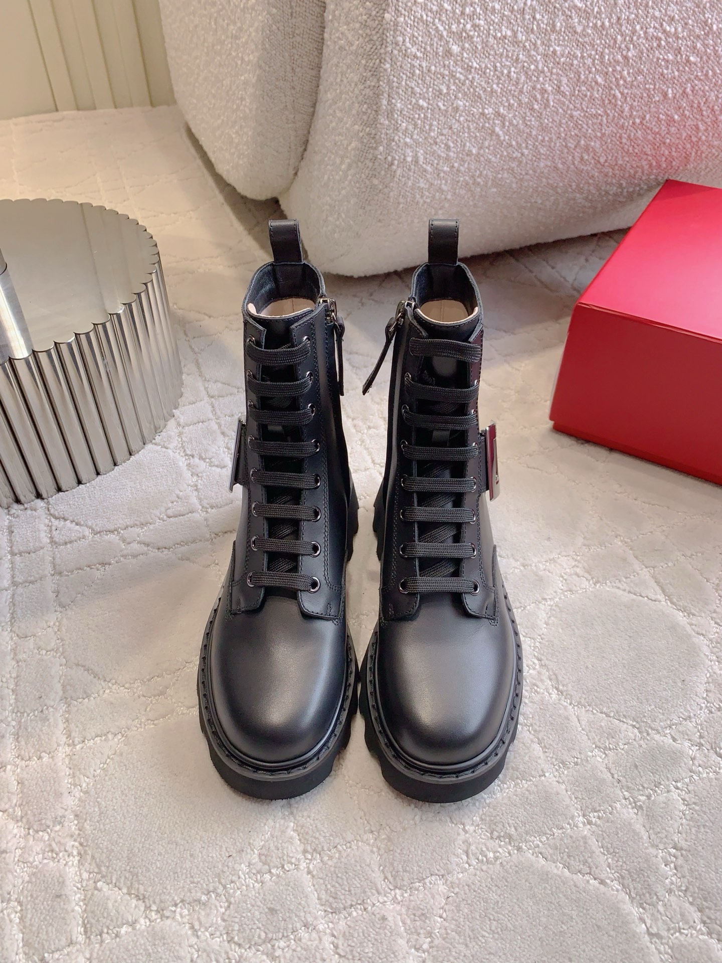 NO:536193,Suede Leather Roger Vivie's newest square buckle thick-soled lace-up boots Classic square buckle decoration luxurious and atmospheric Classic versatile model Lightweight and comfortable not heavy Upper cowhide inner foot pad sheepskin Original open molded sole 4cm thick Sole Size 35-39 (customized for 40), boots, roger vivier, boots, cowhide, sheepskin19860909绒面 皮面 Roger Vivie*新款方扣厚底系带短靴 经典方扣装饰奢华大气 经典百搭款 轻便舒适不厚重 鞋面牛皮 内里垫脚羊皮 原版开模大底 底厚4cm 尺码35-39（40定做）,靴子,roger vivier,boots,cowhide,sheepskin,Women's Shoes